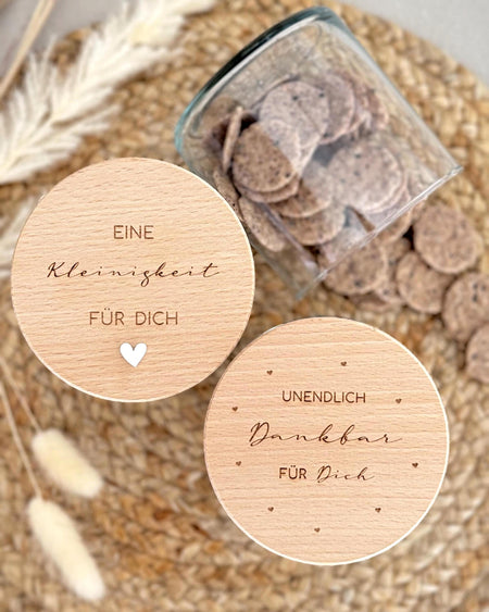 Dekoratives Vorratsglas mit Name graviert, präsentiert auf rustikalem Holzuntergrund. Das schlichte Design in Kombination mit dem natürlichen Holzdeckel macht dieses Glas zu einem stilvollen Wohnaccessoire – perfekt als Geburtstags- oder Weihnachtsgeschenk. Ostern Weihnachten Muttertag. Vorratsglas Keksdose Vorratsdose Personalisiert mit Gravur. 
Ostern Weihnachten Muttertag.
Abschiedsgeschenk  Kollegin Erzieherin