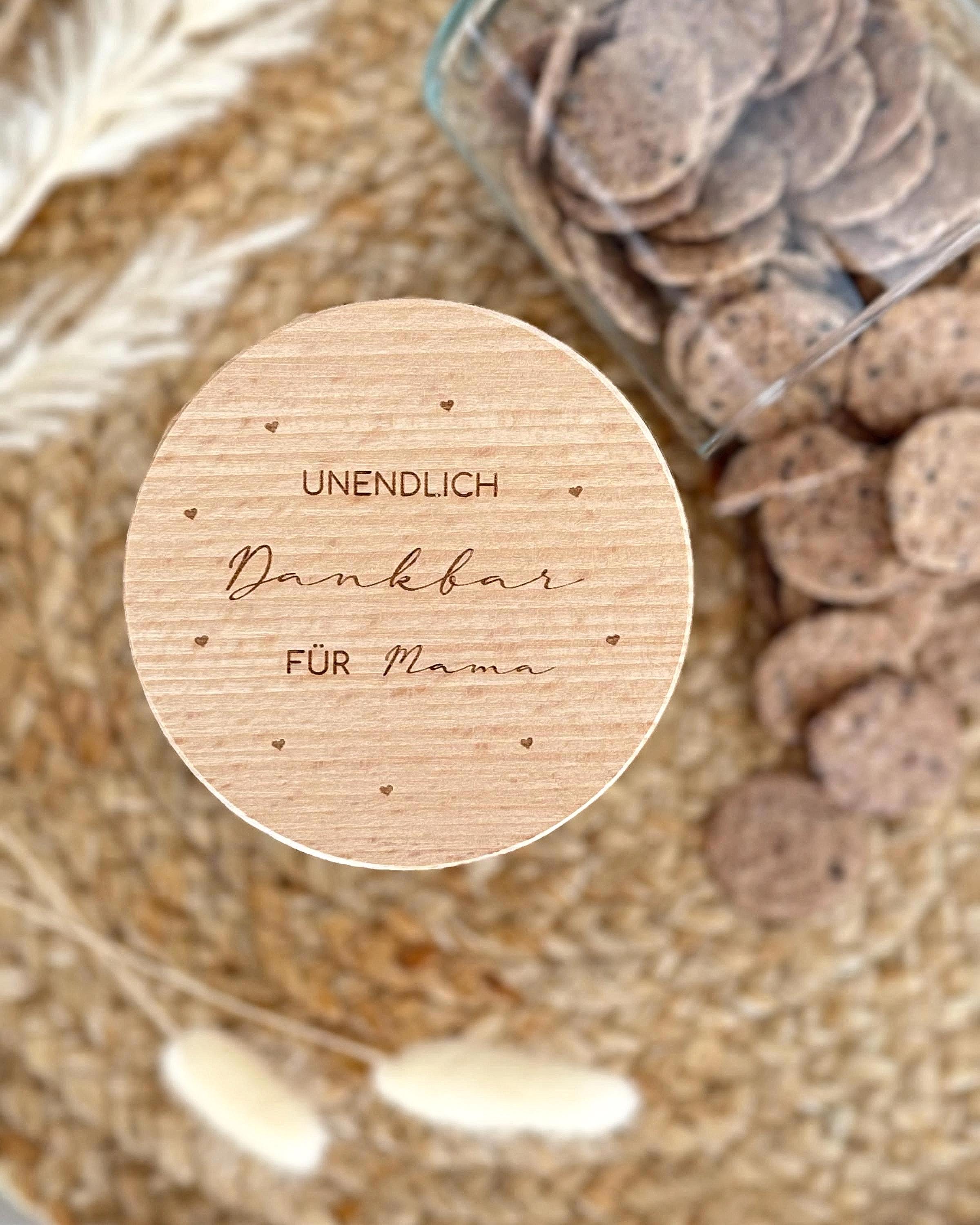 Personalisiertes Vorratsglas mit Holzdeckel in schöner Geschenkverpackung – ideal als Abschiedsgeschenk für Kollegin oder Weihnachtsgeschenk für Freundin. Das Glas ist mit Gravur personalisierbar und eignet sich perfekt für Snacks, Süßes oder als Erinnerung an besondere Momente. Perfektes Geschenk als Ostern, Weihnachten, Geburtstag, Muttertag, Vatertag. Vorratsglas Keksdose Vorratsdose Personalisiert mit Gravur. 
Ostern Weihnachten Muttertag.
Abschiedsgeschenk  Kollegin Erzieherin