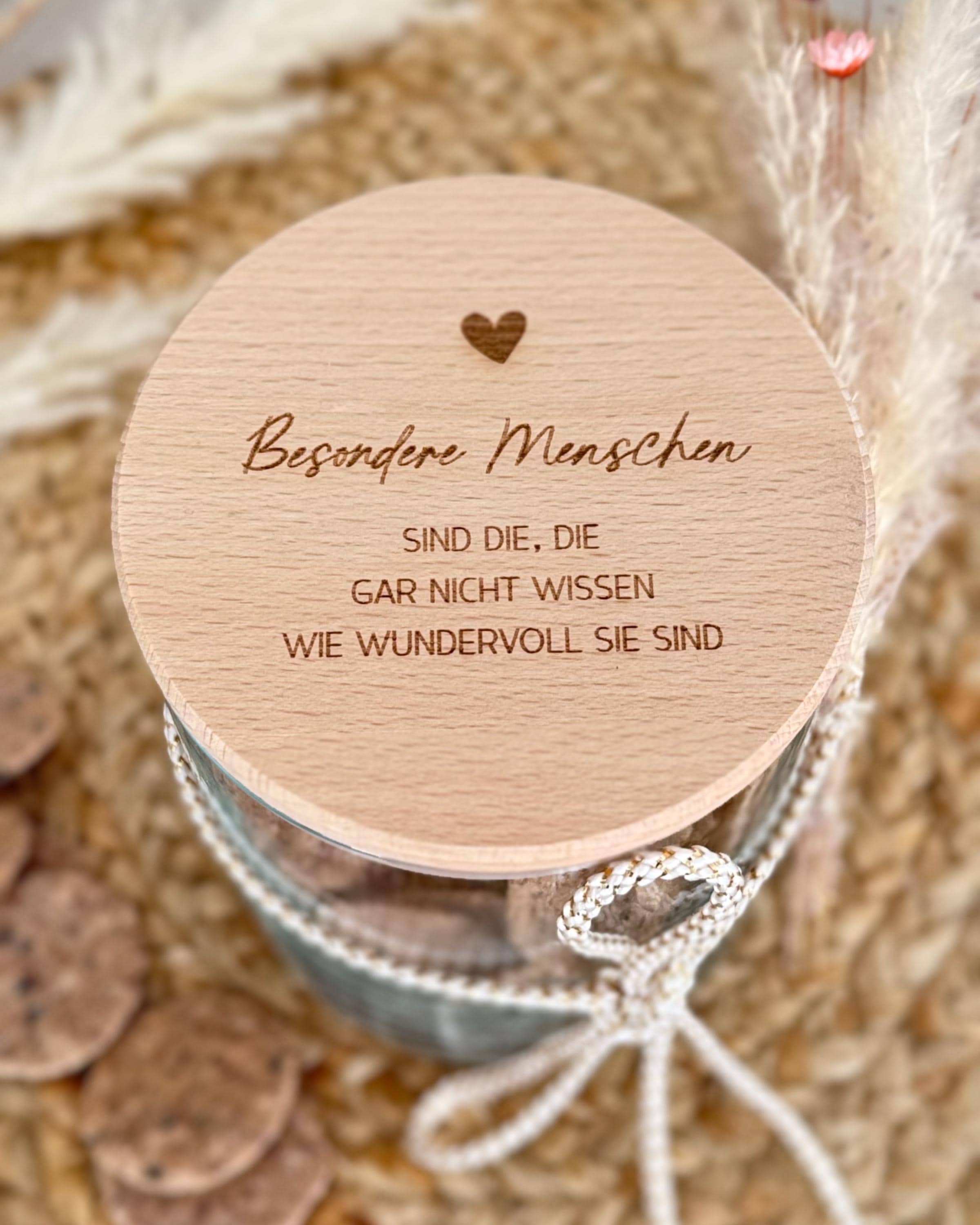 Personalisierbares Vorratsglas für besondere Menschen. Perfektes Geschenk für Frauen, Freunde oder Familie. Ideal als kleine Aufmerksamkeit zum Geburtstag, zu Weihnachten oder als Geldgeschenk. Dekoratives Glas mit Gravur, Buchenholzdeckel und 3D Herz – nachhaltig, praktisch und stilvoll. Vorratsglas Keksdose Vorratsdose Personalisiert . 
Ostern Weihnachten Muttertag.
Abschiedsgeschenk  Kollegin Erzieherin
