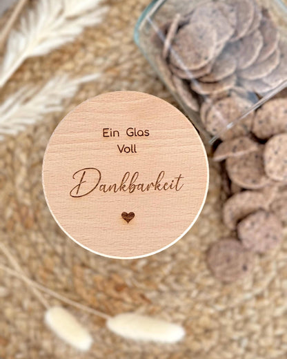 Gefülltes Vorratsglas mit Nüssen und individueller Gravur auf dem Glas. Eine nachhaltige und dekorative Geschenkidee für Küche und Alltag. Mit Holzdeckel, ideal für kleine Geschenke zu Ostern, Nikolaus oder als liebevolle Aufmerksamkeit für Freunde und Familie. Ostern Weihnachten Muttertag.  Vorratsglas Keksdose Vorratsdose Personalisiert mit Gravur. 
Ostern Weihnachten Muttertag.
Abschiedsgeschenk  Kollegin Erzieherin