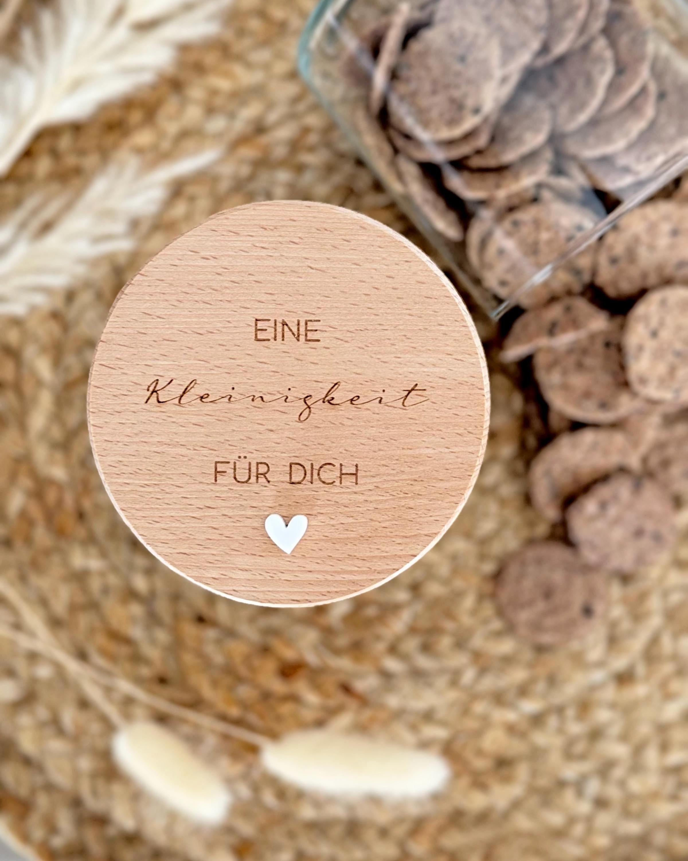 Personalisiertes Vorratsglas mit Gravur auf einer Küchenablage – stilvoll integriert in den Alltag. Ob als Keksglas oder Aufbewahrung für Tee und Nüsse, dieses Glas ist ein praktisches und dekoratives Element. Perfektes Geschenk für Menschen, die Schönes und Nützliches lieben. Perfektes Geschenk als Ostern, Weihnachten, Geburtstag, Muttertag, Vatertag. Vorratsglas Keksdose Vorratsdose Personalisiert mit Gravur. 
Ostern Weihnachten Muttertag.
Abschiedsgeschenk  Kollegin Erzieherin