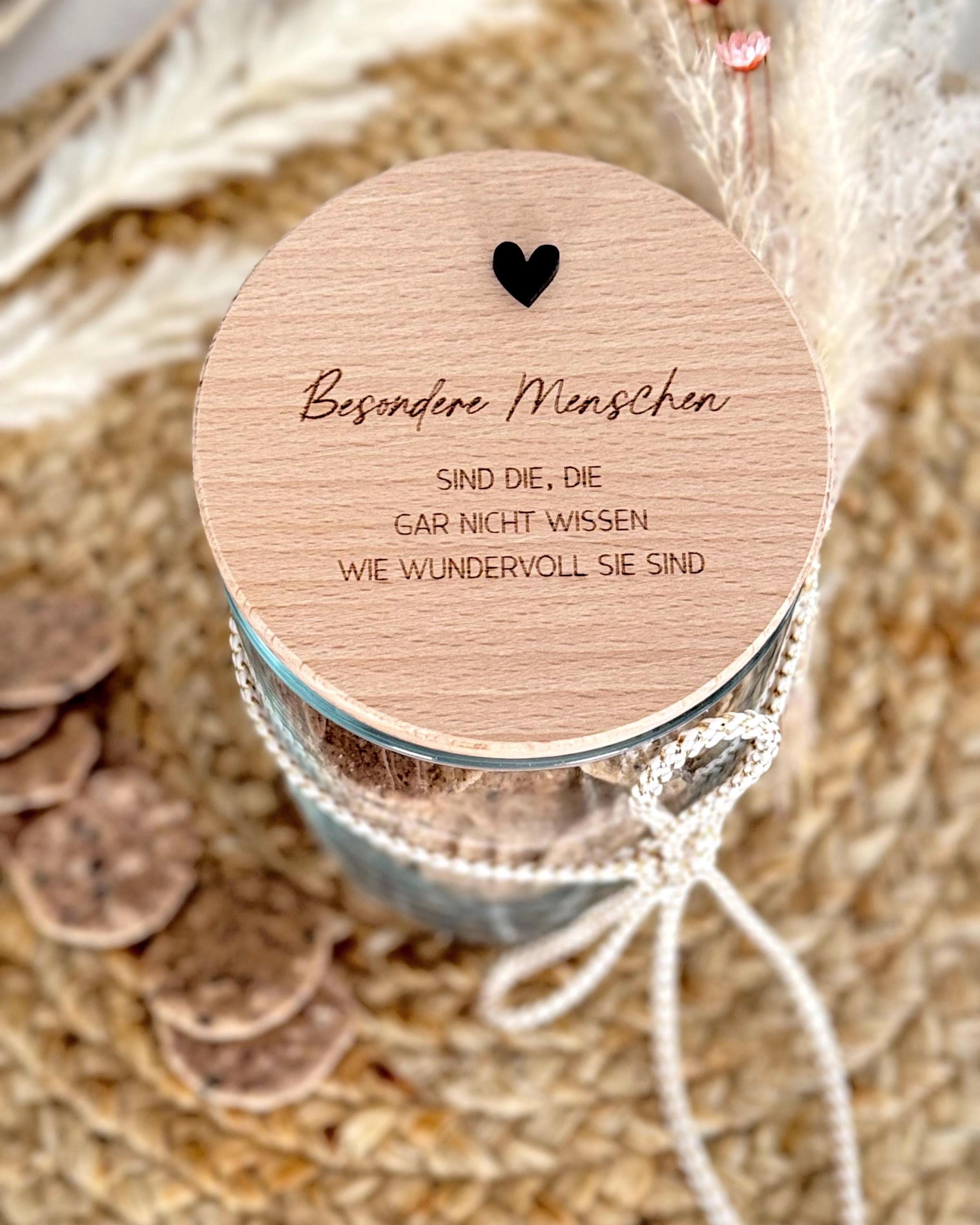 Hochwertiges personalisiertes Vorratsglas mit individueller Gravur „Besondere Menschen“. Geschenkidee für Frauen, beste Freundin, Kollegin oder Familie. Ideal als Geldgeschenk, Kleinigkeit oder Mitbringsel zu Weihnachten, Geburtstag oder Einweihungsparty. Nachhaltig aus Glas mit Holzdeckel, dekorativ und vielseitig einsetzbar. Vorratsglas Keksdose Vorratsdose Personalisiert . 
Ostern Weihnachten Muttertag.
Abschiedsgeschenk  Kollegin Erzieherin