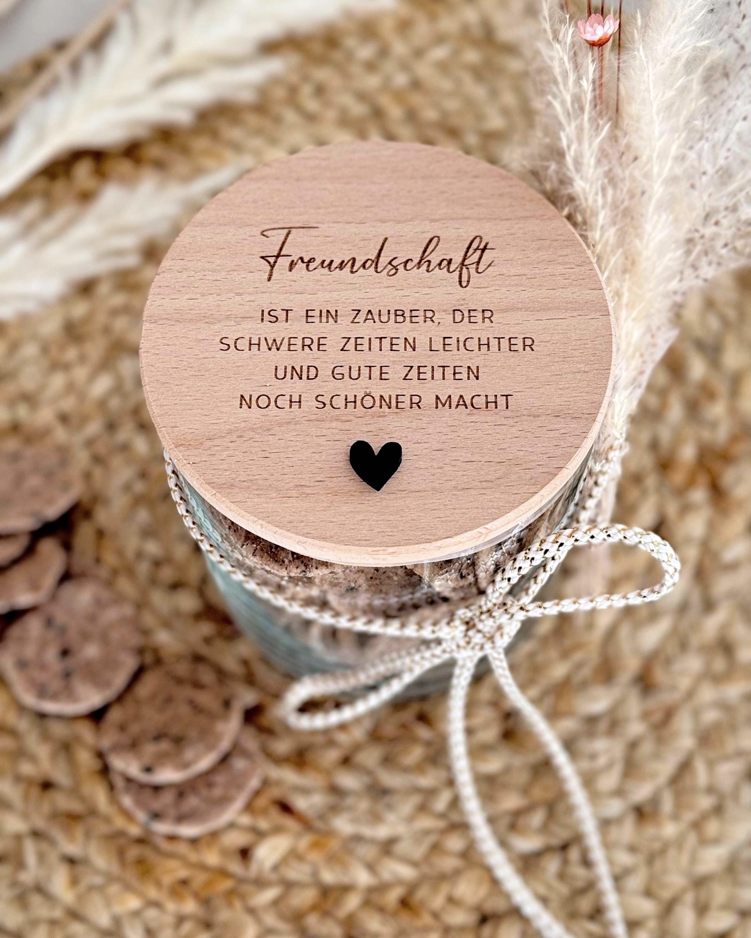 Personalisiertes Vorratsglas – Geschenk für beste Freundin, Schwester oder Mama. Mit Gravur „Freundschaft“, ideal als Geldgeschenkgutschein, Trockenblumen-Deko oder Plätzchendose. Nachhaltig, stilvoll und perfekt als kleine Aufmerksamkeit zu Ostern oder Nikolaus.
Vorratsglas Keksdose Vorratsdose Personalisiert mit Gravur. 
Ostern Weihnachten Muttertag.
Abschiedsgeschenk  Kollegin Erzieherin