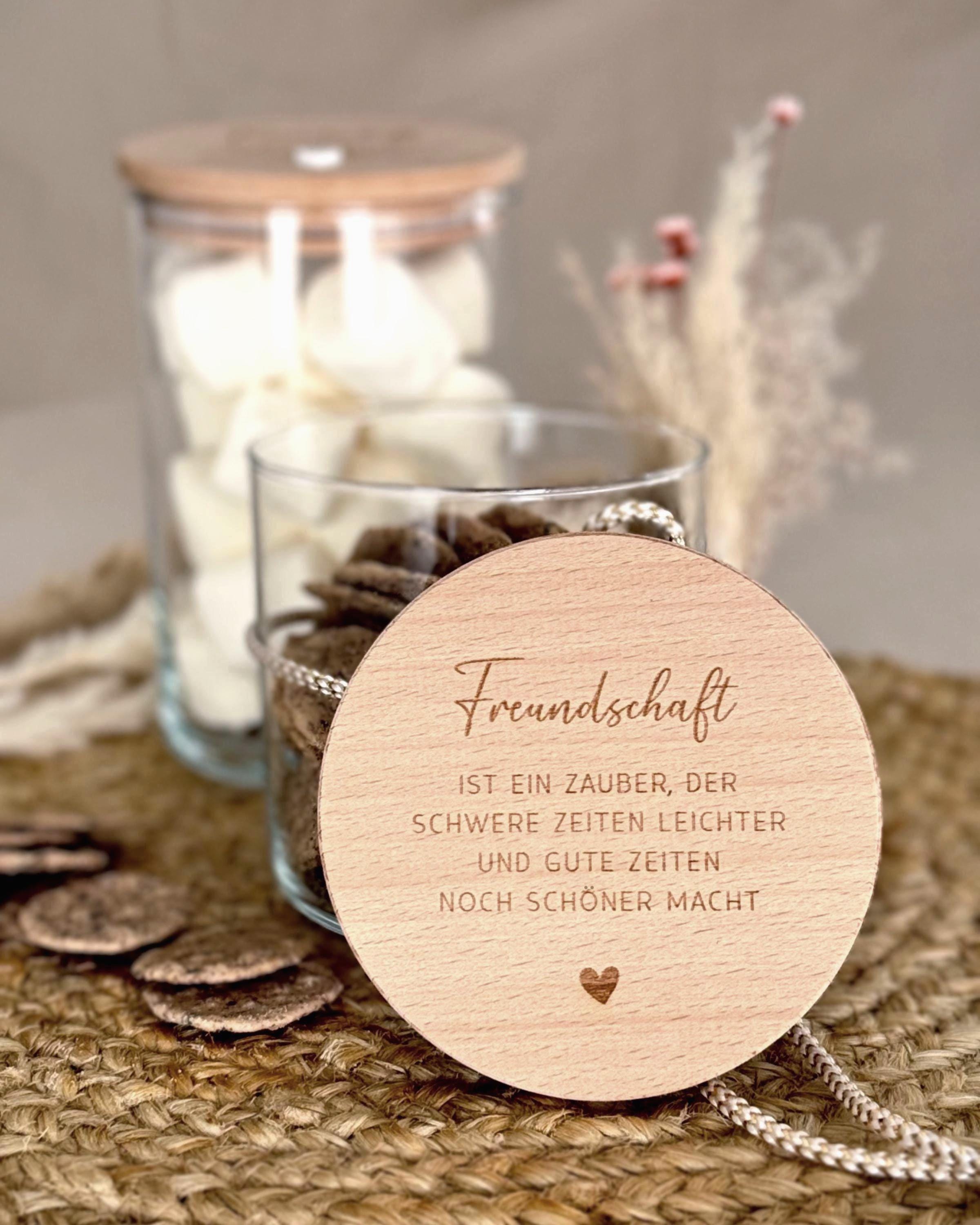 Personalisierbares Glas mit Gravur „Freundschaft“, ideal für Geschenke: Geburtstagsgeschenk für Frauen, kleine Aufmerksamkeit für die beste Freundin oder Kollegin. Nachhaltig, dekorativ und praktisch als Aufbewahrungsglas oder Geschenkverpackung.
