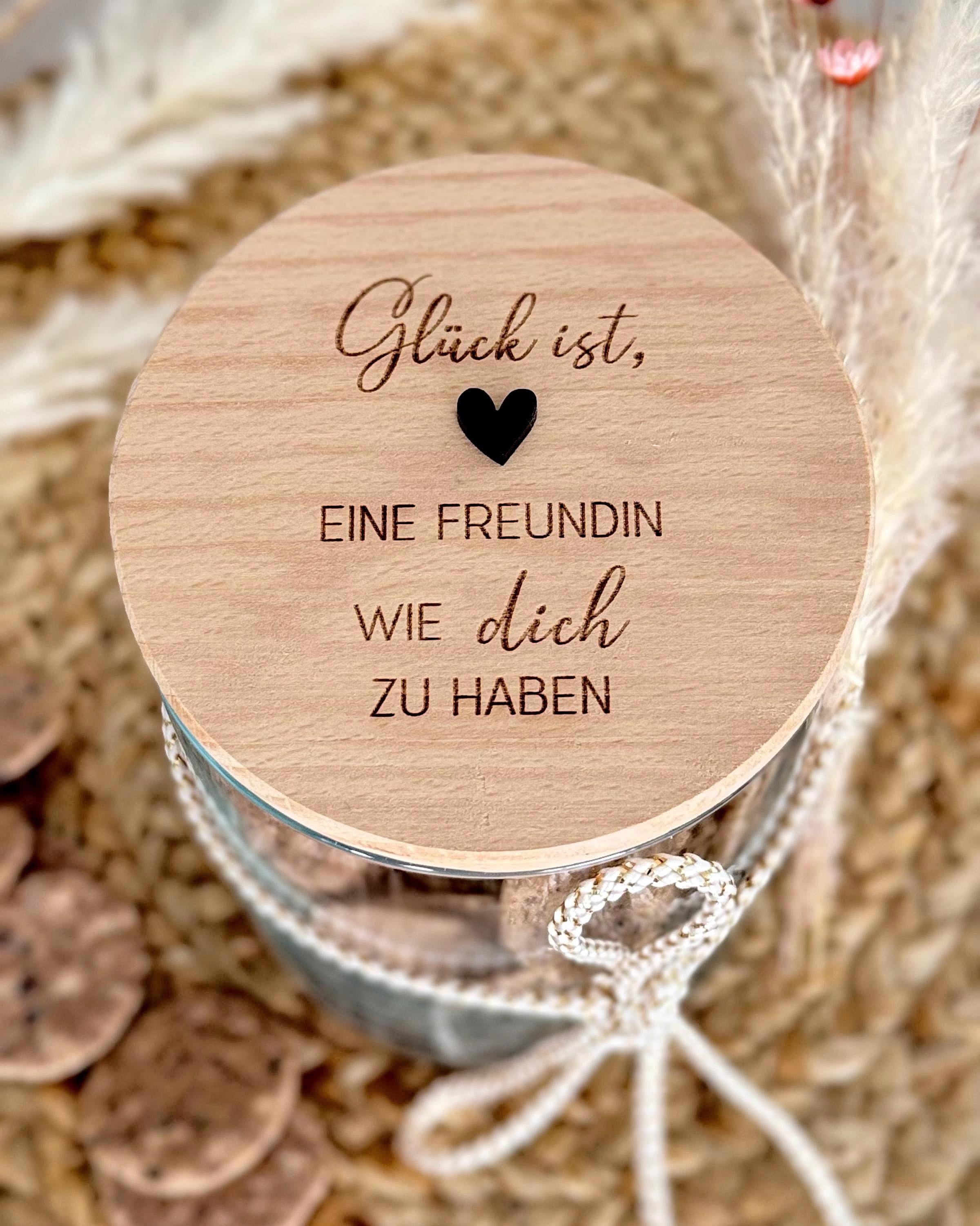 Personalisiertes Glas mit Holzdeckel – Geschenk für beste Freundin, Mama oder Kollegin. Gravur "Glück ist eine Freundin" macht dieses Vorratsglas zu einem besonderen Mitbringsel. Perfekt als Kleinigkeit zu Geburtstag, Weihnachten oder einfach so. Nachhaltig, stilvoll und individuell gestaltbar.Vorratsglas Keksdose Vorratsdose Personalisiert mit Gravur.