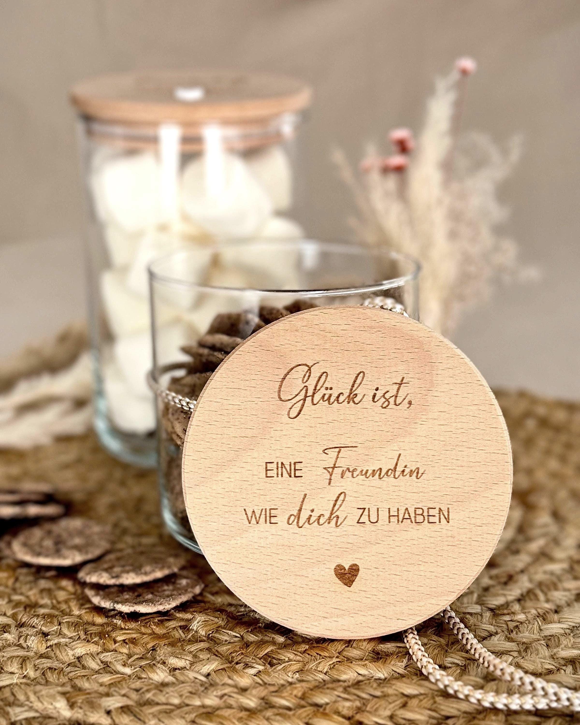 Vorratsglas personalisiert – kleines Geschenk mit großer Wirkung! Perfekt für Mama, beste Freundin oder Kollegin zu Weihnachten, Geburtstag oder Muttertag. Gravur "Glück ist" und 3D-Herz verleihen diesem Glas einen besonderen Charme. Nutzbar als Deko oder Mitbringsel. Vorratsglas Keksdose Vorratsdose Personalisiert mit Gravur.