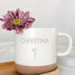 Detailaufnahme der personalisierten Tasse mit individueller Namensgravur. Weiße Keramiktasse mit gesprenkeltem Muster, matter Oberfläche und unglasiertem Boden. Perfekt als Geschenk für Freundin, Kollegin oder als kleine Aufmerksamkeit für besondere Menschen – geeignet für Kaffee, Tee oder heiße Schokolade. Mikrowellen- und spülmaschinenfest. Stilvoll und liebevoll gestaltet. Steingut Tasse beige Personalisierbar