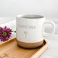 Detailaufnahme der personalisierten Tasse mit individueller Namensgravur. Weiße Keramiktasse mit gesprenkeltem Muster, matter Oberfläche und unglasiertem Boden. Perfekt als Geschenk für Freundin, Kollegin oder als kleine Aufmerksamkeit für besondere Menschen – geeignet für Kaffee, Tee oder heiße Schokolade. Mikrowellen- und spülmaschinenfest. Stilvoll und liebevoll gestaltet. Steingut Tasse beige Personalisierbar