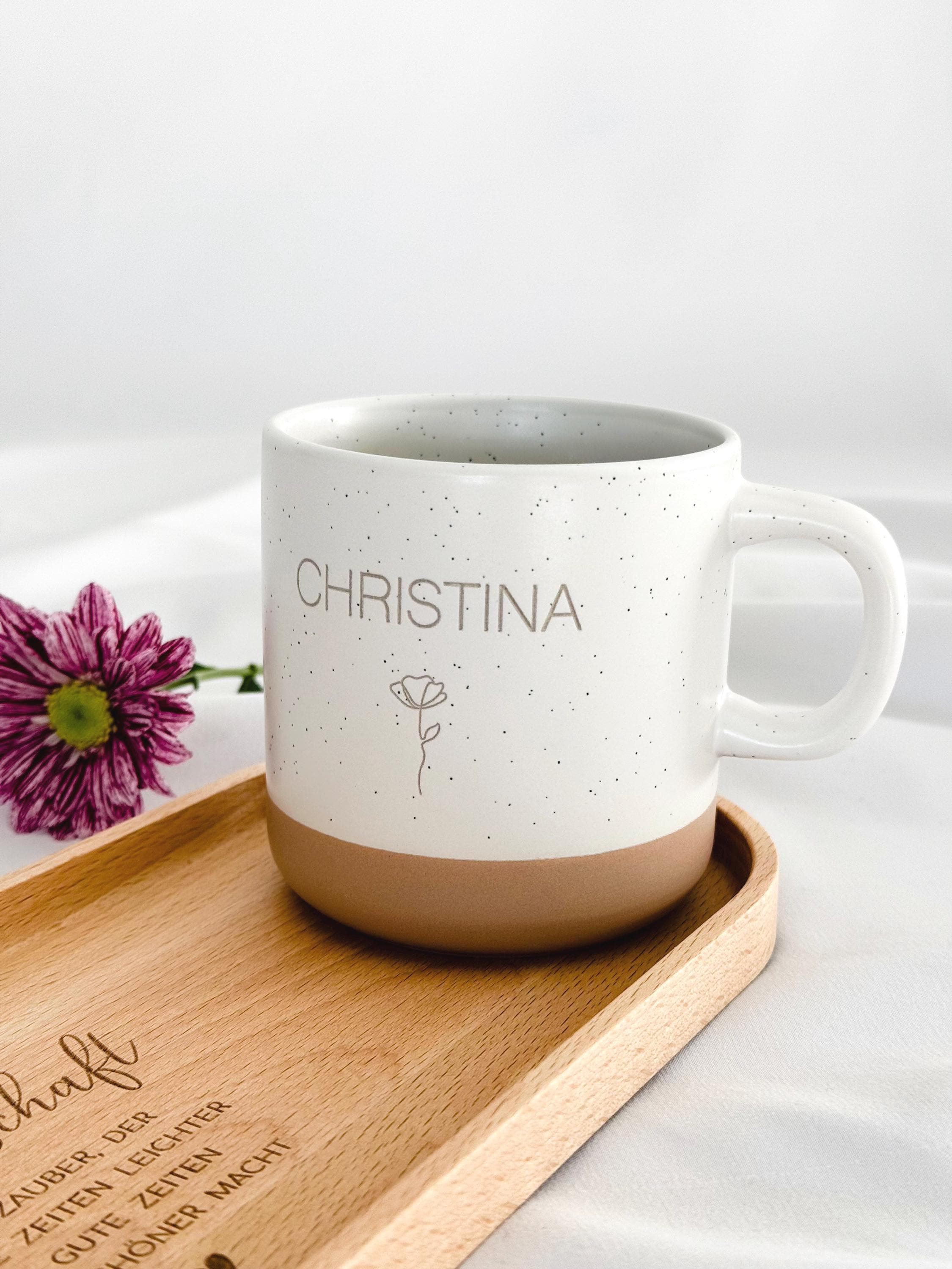 Detailaufnahme der personalisierten Tasse mit individueller Namensgravur. Weiße Keramiktasse mit gesprenkeltem Muster, matter Oberfläche und unglasiertem Boden. Perfekt als Geschenk für Freundin, Kollegin oder als kleine Aufmerksamkeit für besondere Menschen – geeignet für Kaffee, Tee oder heiße Schokolade. Mikrowellen- und spülmaschinenfest. Stilvoll und liebevoll gestaltet. Steingut Tasse beige Personalisierbar