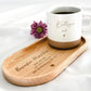 Personalisierte Tasse mit Namen auf Holztablett, liebevoll dekoriert mit Schleifenband und Blume. Geschenkidee für Freundschaft, Familie oder zum Abschied. Ideal für Geburtstage, Weihnachten, Nikolaus oder Ostern. Rustikaler Stil in warmen Beige-Tönen, ein echter Blickfang im Alltag. Geschenkset für Kaffee- und Teeliebhaber:innen mit individueller Gravur und natürlicher Ästhetik. steingut tasse