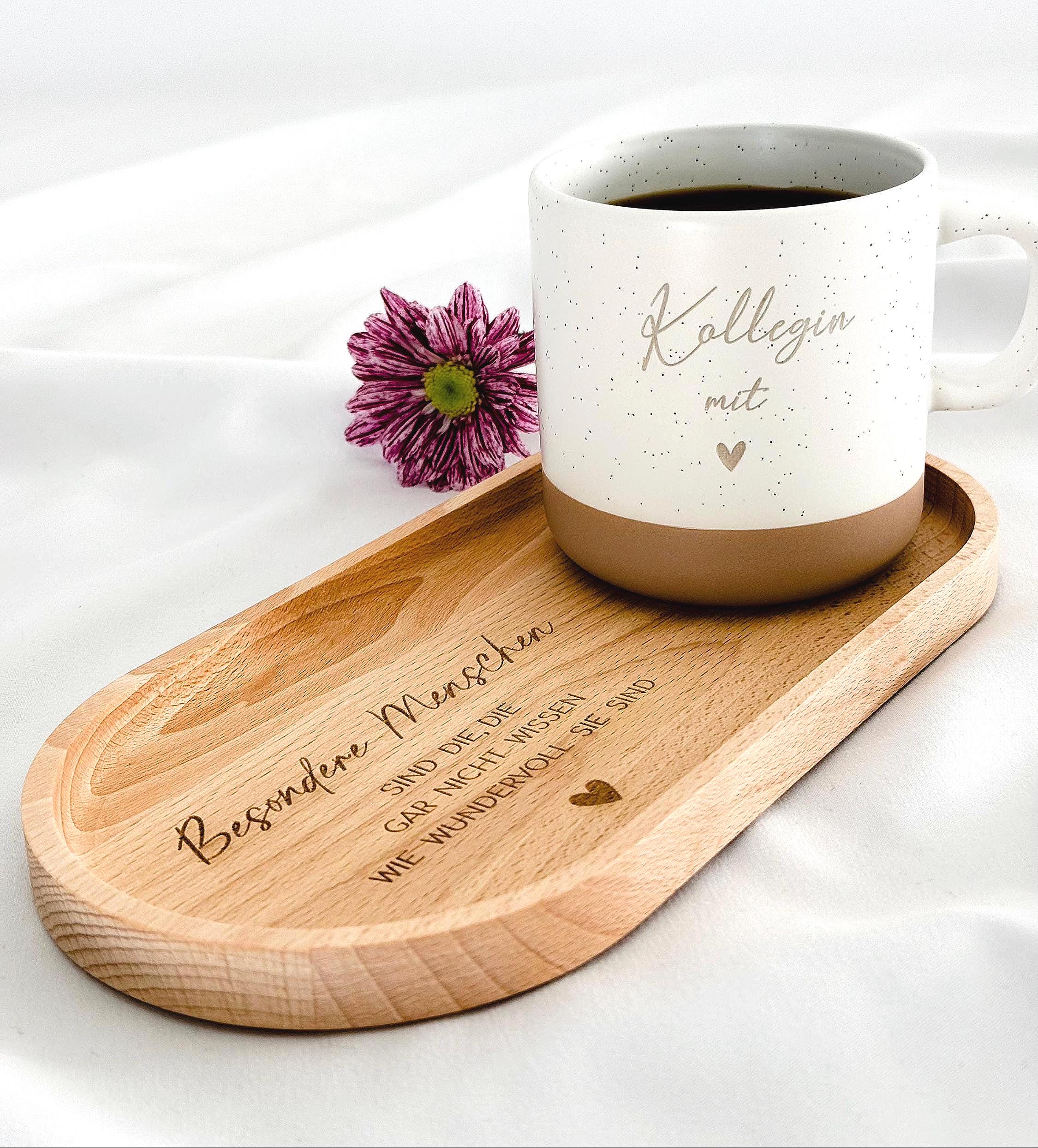 Personalisierte Tasse mit Namen auf Holztablett, liebevoll dekoriert mit Schleifenband und Blume. Geschenkidee für Freundschaft, Familie oder zum Abschied. Ideal für Geburtstage, Weihnachten, Nikolaus oder Ostern. Rustikaler Stil in warmen Beige-Tönen, ein echter Blickfang im Alltag. Geschenkset für Kaffee- und Teeliebhaber:innen mit individueller Gravur und natürlicher Ästhetik. steingut tasse