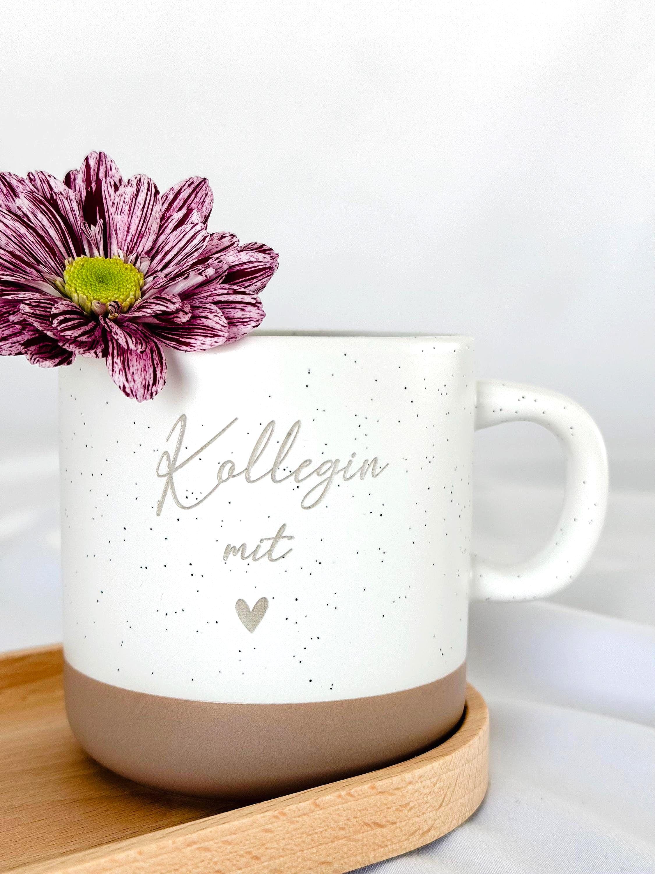 Hochwertiges Buchenholztablett mit individueller Namensgravur, kombiniert mit einer personalisierten Tasse. Handgefertigt, lebensmittelecht, mit Hartwachs behandelt. Pflegehinweise: nur von Hand waschen, trocken lagern, direkte Sonneneinstrahlung vermeiden. Wunderschön als Geschenk für besondere Menschen – Freundin, Frau, Kollegin oder für sich selbst. steingut tasse