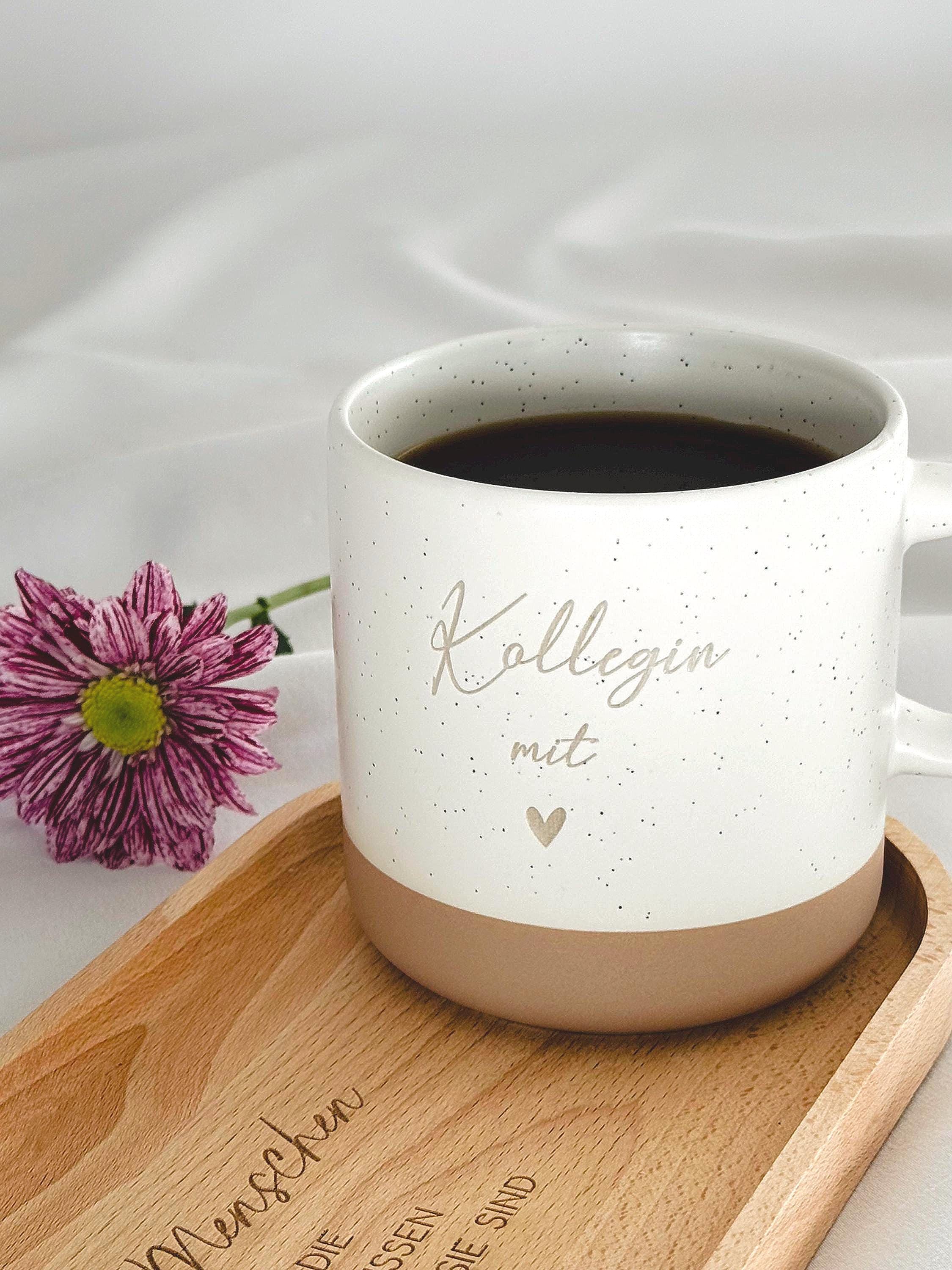 Tasse und Tablett als Set in Geschenkverpackung mit personalisierter Gravur. Perfekt als Mitbringsel zu besonderen Anlässen: Geburtstag, Ostern, Weihnachten oder Nikolaus. Stilvolle Geschenkidee für Freundin, Kollegin oder Bestie. Handgefertigtes Set mit Charakter, ideal für Kaffee- und Teeliebhaber:innen. Einzigartiges, liebevoll gestaltetes Präsent für jeden Anlass. steingut tasse