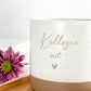 Personalisierte Keramiktasse mit Namen wird in der Hand gehalten – beige, gesprenkelt, 360 ml. Ideal für gemütliche Morgenmomente mit Kaffee oder Tee. Perfektes Geschenk für Freundin, Frau oder Kollegin. Emotionales Produktfoto mit Fokus auf Individualität und Wärme – für besondere Menschen, Abschiede oder kleine Freuden im Alltag. steingut tasse