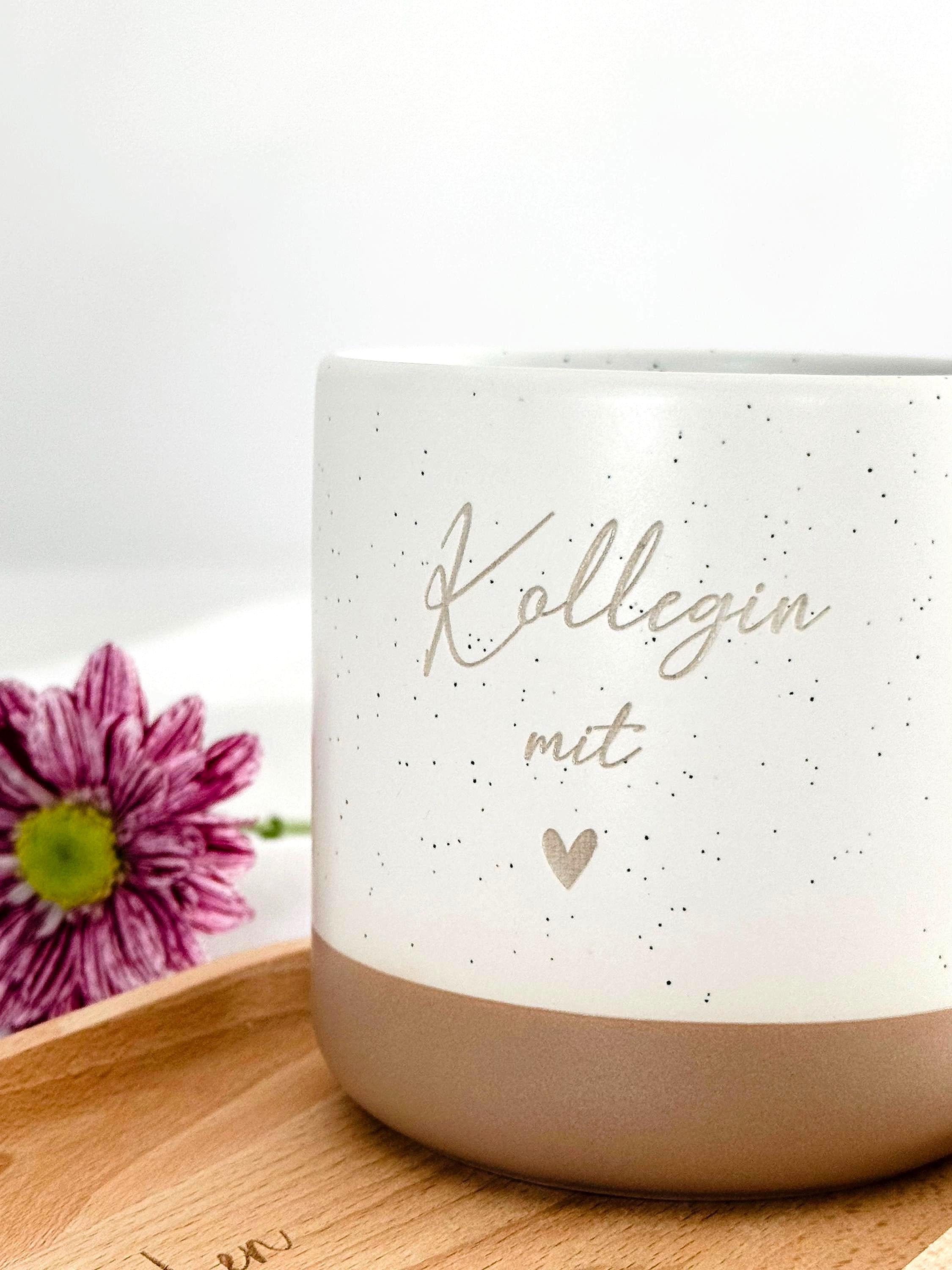 Personalisierte Keramiktasse mit Namen wird in der Hand gehalten – beige, gesprenkelt, 360 ml. Ideal für gemütliche Morgenmomente mit Kaffee oder Tee. Perfektes Geschenk für Freundin, Frau oder Kollegin. Emotionales Produktfoto mit Fokus auf Individualität und Wärme – für besondere Menschen, Abschiede oder kleine Freuden im Alltag. steingut tasse