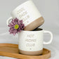 Personalisierte Mama Tasse mit Gravur – Cool Moms Club Keramiktasse für Kaffee und Tee, perfektes Geschenk für werdende Mamas oder Muttertag. Lustige Steingut Tasse mit süßer Botschaft für Mama, Papa oder frisch gebackene Eltern, ideal als Babyshower Geschenkidee. Steingut Tasse.
Perfektes Vatertagsgeschenk für Papa. Perfektes Müttertagsgeschenk für Mama
