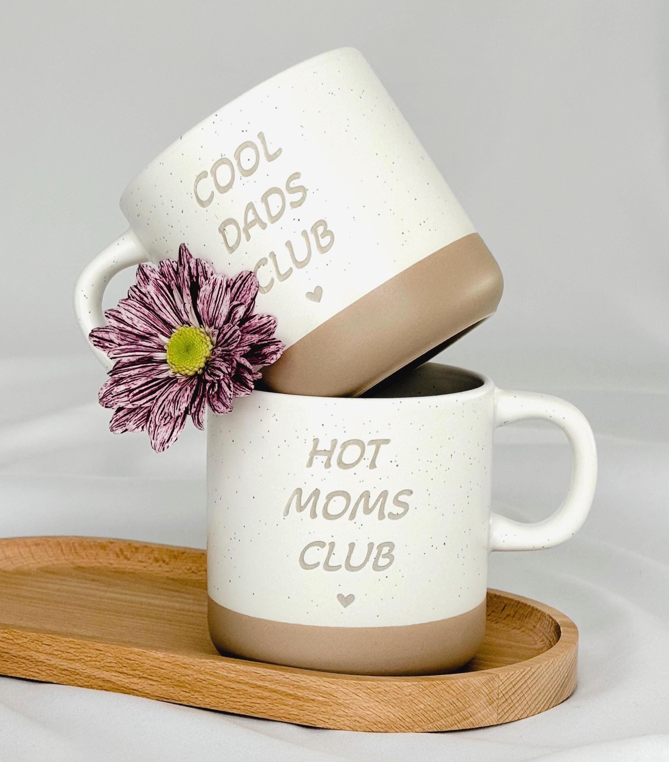 Personalisierte Mama Tasse mit Gravur – Cool Moms Club Keramiktasse für Kaffee und Tee, perfektes Geschenk für werdende Mamas oder Muttertag. Lustige Steingut Tasse mit süßer Botschaft für Mama, Papa oder frisch gebackene Eltern, ideal als Babyshower Geschenkidee. Steingut Tasse.
Perfektes Vatertagsgeschenk für Papa. Perfektes Müttertagsgeschenk für Mama