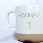 Personalisierte Keramiktasse mit Namen wird in der Hand gehalten – beige, gesprenkelt, 360 ml. Ideal für gemütliche Morgenmomente mit Kaffee oder Tee. Perfektes Geschenk für Freundin, Frau oder Kollegin. Emotionales Produktfoto mit Fokus auf Individualität und Wärme – für besondere Menschen, Abschiede oder kleine Freuden im Alltag. Steingut Tasse beige Personalisierbar