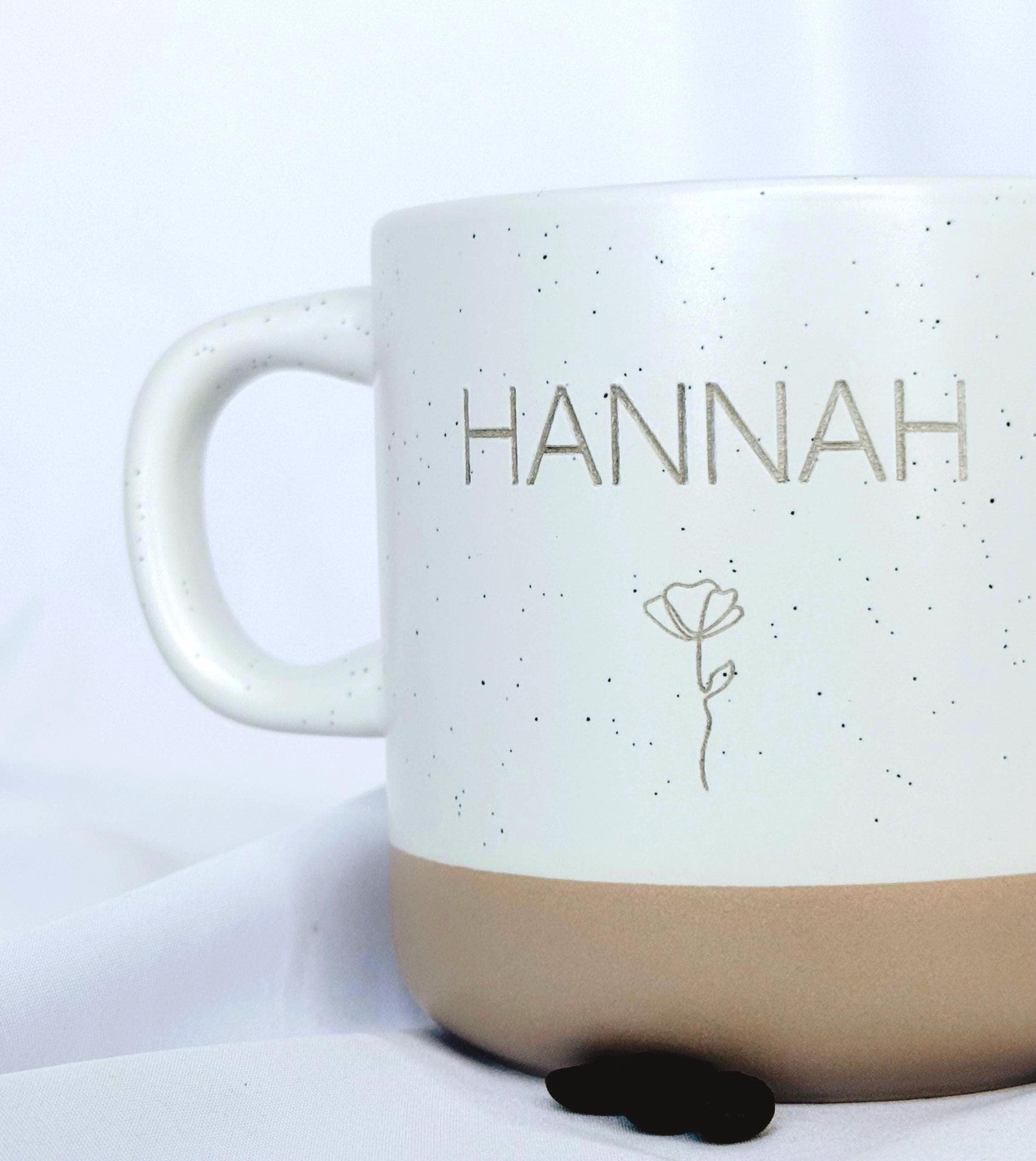 Personalisierte Keramiktasse mit Namen wird in der Hand gehalten – beige, gesprenkelt, 360 ml. Ideal für gemütliche Morgenmomente mit Kaffee oder Tee. Perfektes Geschenk für Freundin, Frau oder Kollegin. Emotionales Produktfoto mit Fokus auf Individualität und Wärme – für besondere Menschen, Abschiede oder kleine Freuden im Alltag. Steingut Tasse beige Personalisierbar