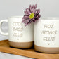 Hot Moms Club Becher – personalisierte Keramiktasse als Geschenk für Mama oder Papa. Lustige Gravur mit modernem Design, ideal für Kaffee- und Teeliebhaberinnen. Perfekt als kleines Mitbringsel, Muttertagsgeschenk oder Wochenbett Überraschung für werdende Mamas.
 Perfektes Muttertagsgeschenk für die beste Mama. Steingut Tasse.
Perfektes Vatertagsgeschenk für Papa. Perfektes Müttertagsgeschenk für Mama