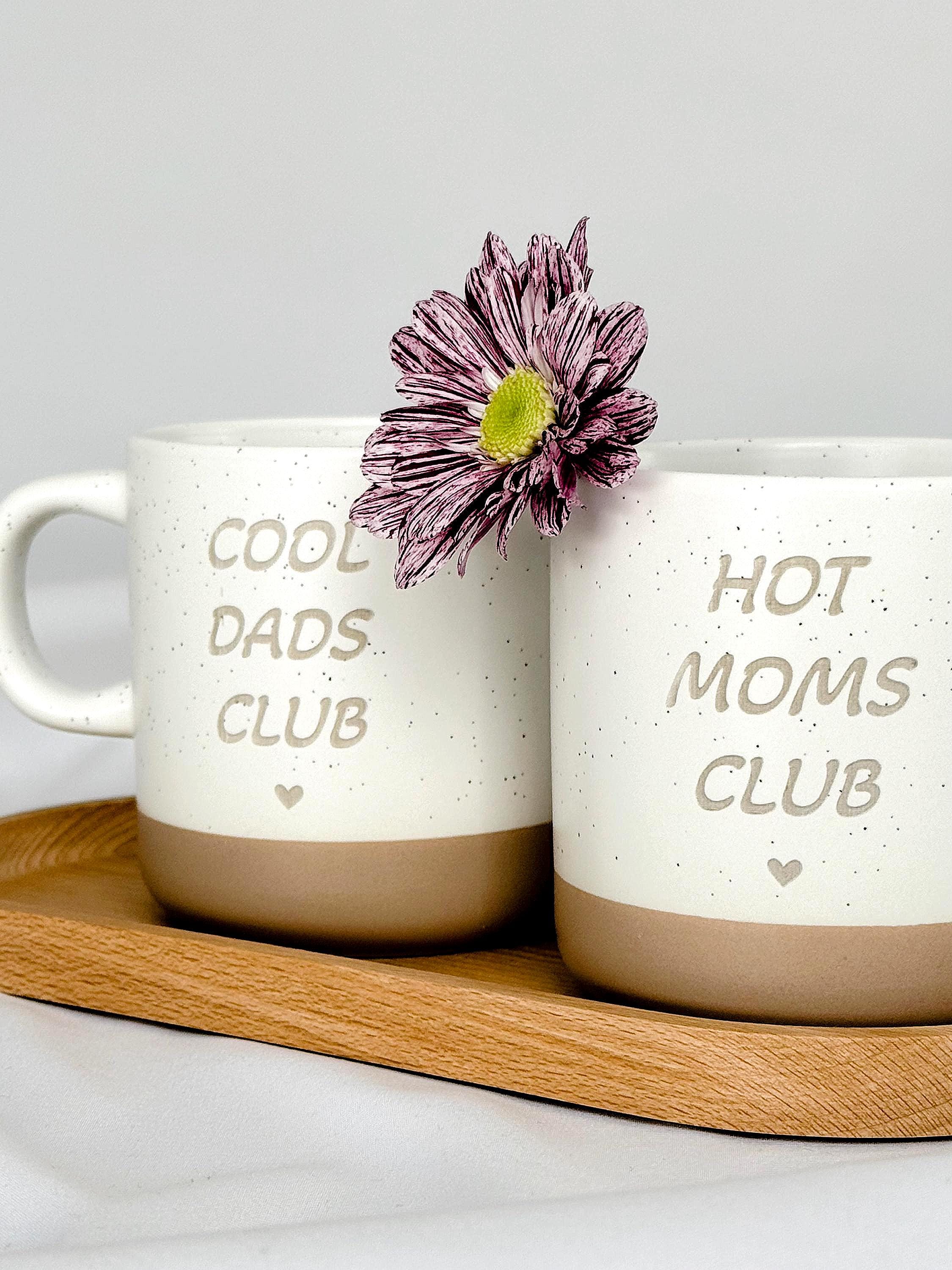 Hot Moms Club Becher – personalisierte Keramiktasse als Geschenk für Mama oder Papa. Lustige Gravur mit modernem Design, ideal für Kaffee- und Teeliebhaberinnen. Perfekt als kleines Mitbringsel, Muttertagsgeschenk oder Wochenbett Überraschung für werdende Mamas.
 Perfektes Muttertagsgeschenk für die beste Mama. Steingut Tasse.
Perfektes Vatertagsgeschenk für Papa. Perfektes Müttertagsgeschenk für Mama