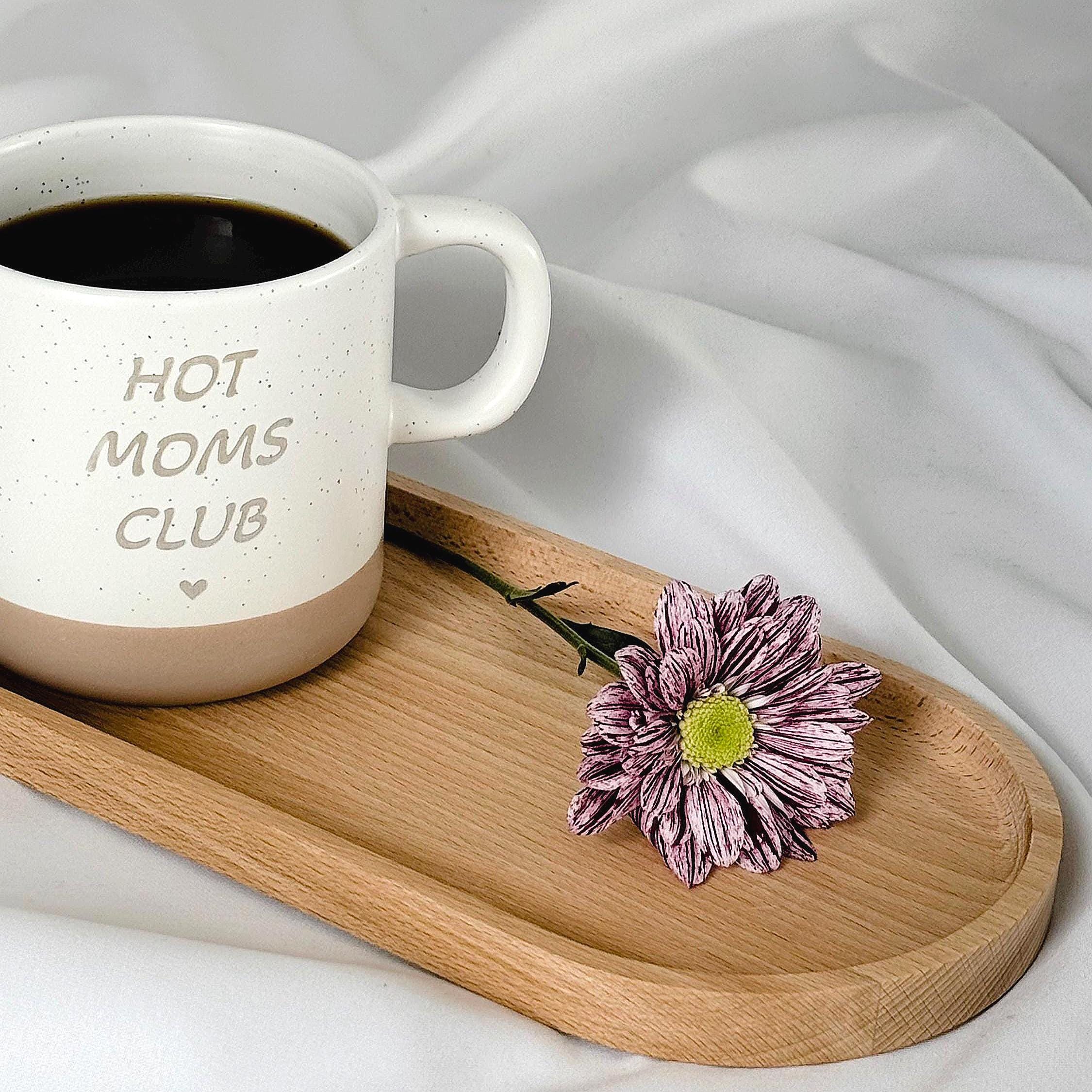 Kleine Geschenkidee für Schwangere – personalisierte Mama Tasse mit Gravur. Ideal als Babyshower Geschenk oder Muttertagsgeschenk. Hochwertige Keramiktasse für Kaffee und Tee mit süßem Mama Spruch, perfekt für Frauen, werdende Mütter und frisch gebackene Eltern.
Muttertag, Ostern Weihnachten. Perfektes Vatertagsgeschenk für Papa. Perfektes Müttertagsgeschenk für Mama