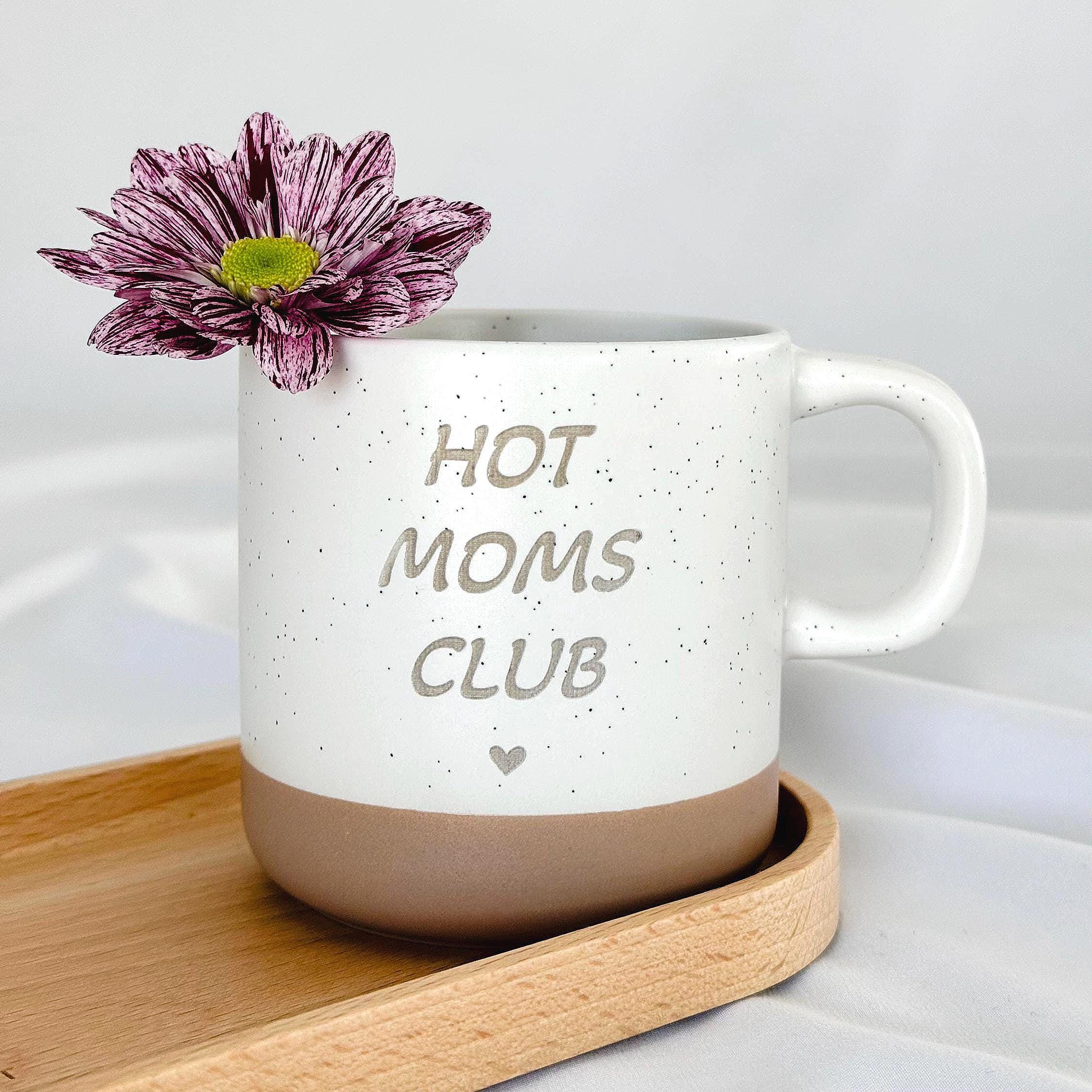 Cool Moms Club Steingut Becher – stilvolle Tasse mit Gravur für Mamas, werdende Mütter und beste Freundinnen. Perfekte Geschenkidee für Muttertag, Geburtstag oder Babyshower. Lustige Botschaft für Kaffee- und Tee-Liebhaberinnen, die Wertschätzung zeigen möchten. Steingut Tasse.
Perfektes Vatertagsgeschenk für Papa. Perfektes Müttertagsgeschenk für Mama