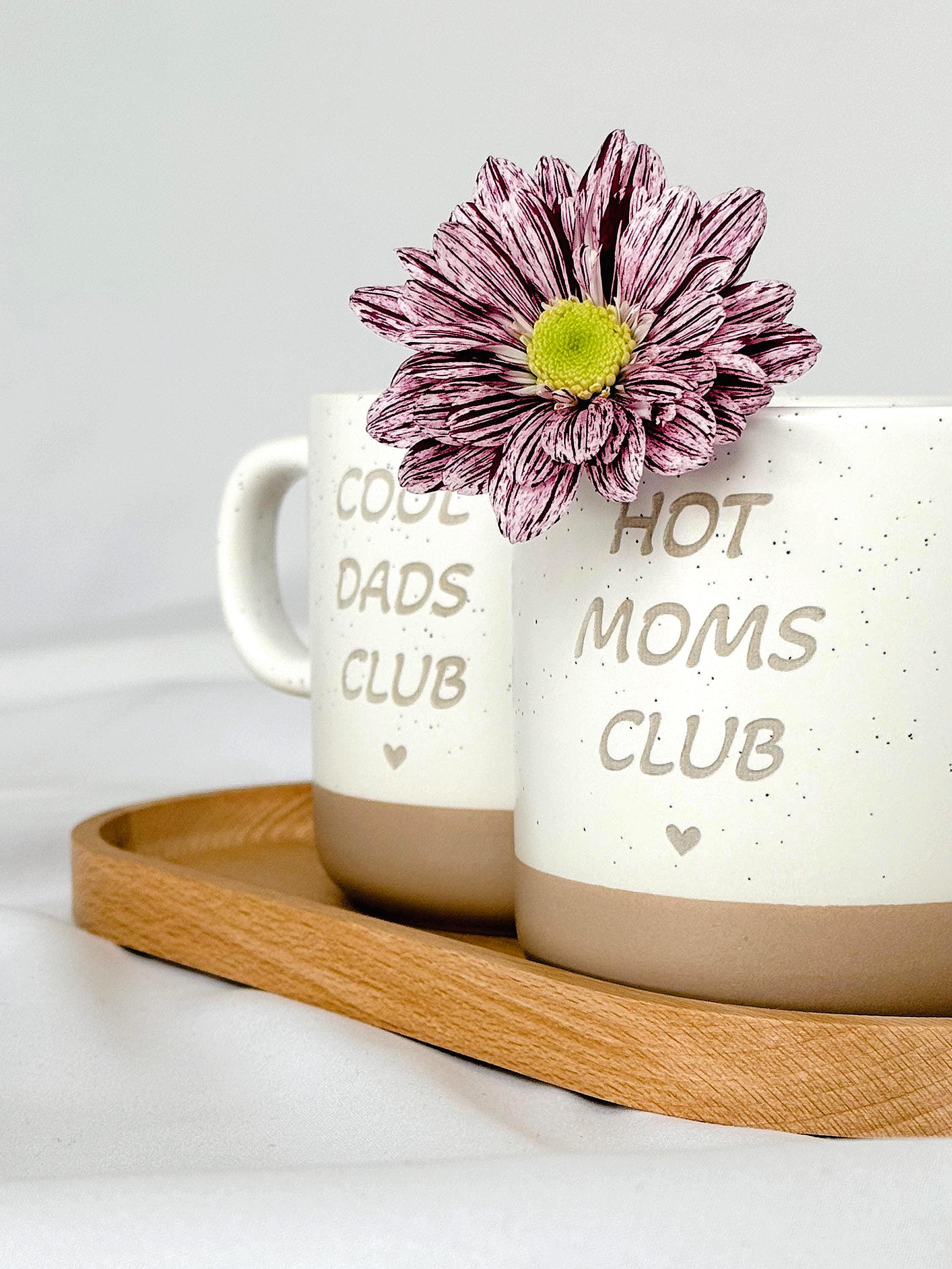 Babyshower Geschenk Mama Tasse – personalisierte Steingut Tasse mit süßer Gravur für Bald-Mamas. Perfekt als kleines Mitbringsel, Muttertagsgeschenk oder Wochenbett Überraschung. Charmantes Design und hochwertige Verarbeitung für Kaffee- und Teemomente.
Steingut Tasse. Perfektes Vatertagsgeschenk für Papa. Perfektes Müttertagsgeschenk für Mama