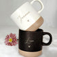 Personalisierte Tasse mit Name und passendem Holztablett als Geschenk-Set. Ideal für besondere Menschen, Freundin, Frau oder Kollegin zum Geburtstag, zu Weihnachten, Nikolaus oder Ostern. Die matte, gesprenkelte Keramiktasse mit 360 ml Fassungsvermögen in Beige passt perfekt zum hochwertig geölten Tablett aus Buchenholz mit Namensgravur. Schönes Geschenk für Freundschaft & Familie. steingut tasse