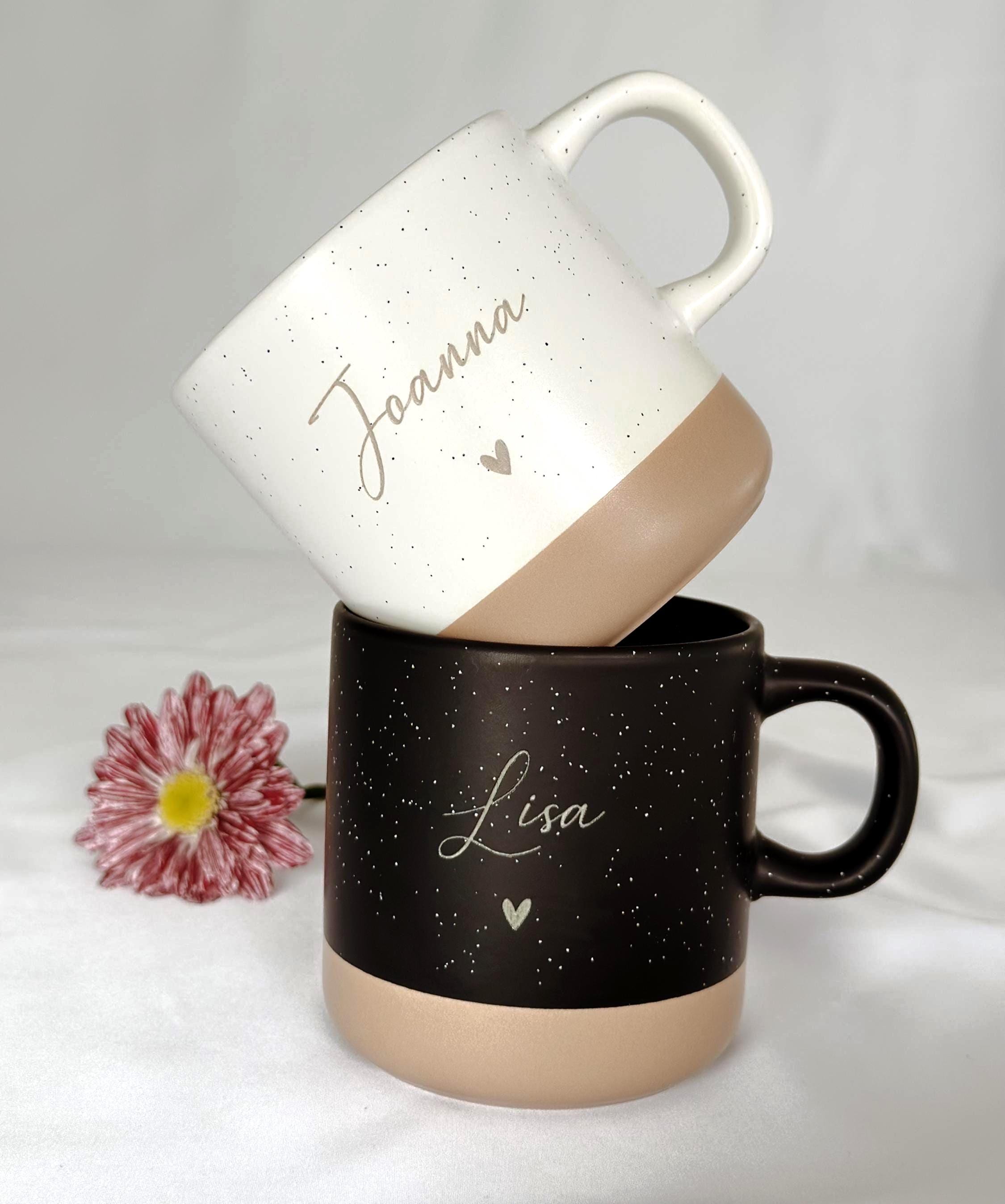 Personalisierte Tasse mit Name und passendem Holztablett als Geschenk-Set. Ideal für besondere Menschen, Freundin, Frau oder Kollegin zum Geburtstag, zu Weihnachten, Nikolaus oder Ostern. Die matte, gesprenkelte Keramiktasse mit 360 ml Fassungsvermögen in Beige passt perfekt zum hochwertig geölten Tablett aus Buchenholz mit Namensgravur. Schönes Geschenk für Freundschaft & Familie. steingut tasse