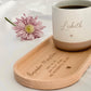 Personalisierte Tasse mit Namen auf Holztablett, liebevoll dekoriert mit Schleifenband und Blume. Geschenkidee für Freundschaft, Familie oder zum Abschied. Ideal für Geburtstage, Weihnachten, Nikolaus oder Ostern. Rustikaler Stil in warmen Beige-Tönen, ein echter Blickfang im Alltag. Geschenkset für Kaffee- und Teeliebhaber:innen mit individueller Gravur und natürlicher Ästhetik. Steingut Tasse beige Personalisierbar