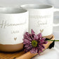 Tasse und Tablett als Set in Geschenkverpackung mit personalisierter Gravur. Perfekt als Mitbringsel zu besonderen Anlässen: Geburtstag, Ostern, Weihnachten oder Nikolaus. Stilvolle Geschenkidee für Freundin, Kollegin oder Bestie. Handgefertigtes Set mit Charakter, ideal für Kaffee- und Teeliebhaber:innen. Einzigartiges, liebevoll gestaltetes Präsent für jeden Anlass. Steingut Tasse . Geschenk für Herzensmensch und Lieblingsmensch