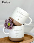 Personalisierte Tasse mit Namen auf Holztablett, liebevoll dekoriert mit Schleifenband und Blume. Geschenkidee für Freundschaft, Familie oder zum Abschied. Ideal für Geburtstage, Weihnachten, Nikolaus oder Ostern. Rustikaler Stil in warmen Beige-Tönen, ein echter Blickfang im Alltag. Geschenkset für Kaffee- und Teeliebhaber:innen mit individueller Gravur und natürlicher Ästhetik. Steingut Tasse . Geschenk für Herzensmensch und Lieblingsmensch