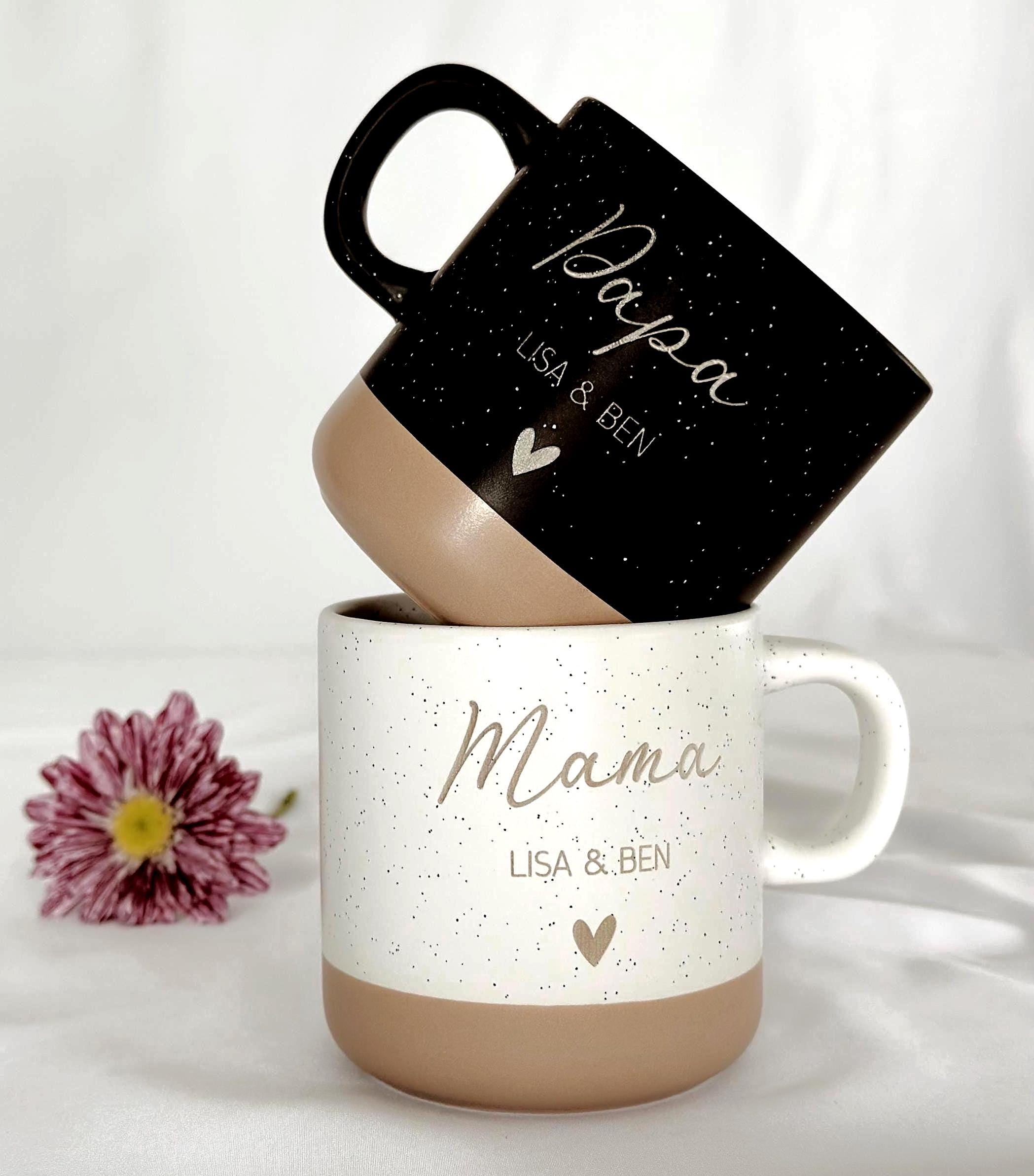 Keramiktasse personalisiert mit Namen – ideales Geschenk zum Muttertag, Vatertag, Geburtstag oder zu Weihnachten. Hochwertige Gravur mit Herz macht diese Tasse zu einem besonderen Erinnerungsstück. Perfekt für Mama, Papa, Oma oder Opa. Das Tassen-Set ist eine wundervolle Geschenkidee für Eltern und Großeltern, die Kaffee oder Tee lieben und eine persönliche Überraschung schätzen.