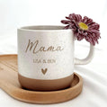 Papa-Tasse mit Gravur von Namen oder Kindername – einzigartiges Vatertagsgeschenk aus Keramik. Personalisierter Kaffeebecher als Geschenkidee für Papa, Mama, Oma oder Opa. Die langlebige Gravur mit Herz macht diese Keramiktasse spülmaschinenfest und besonders hochwertig. Perfekt geeignet als Geschenk zu Geburtstag, Weihnachten oder Ostern für Eltern und Großeltern.
