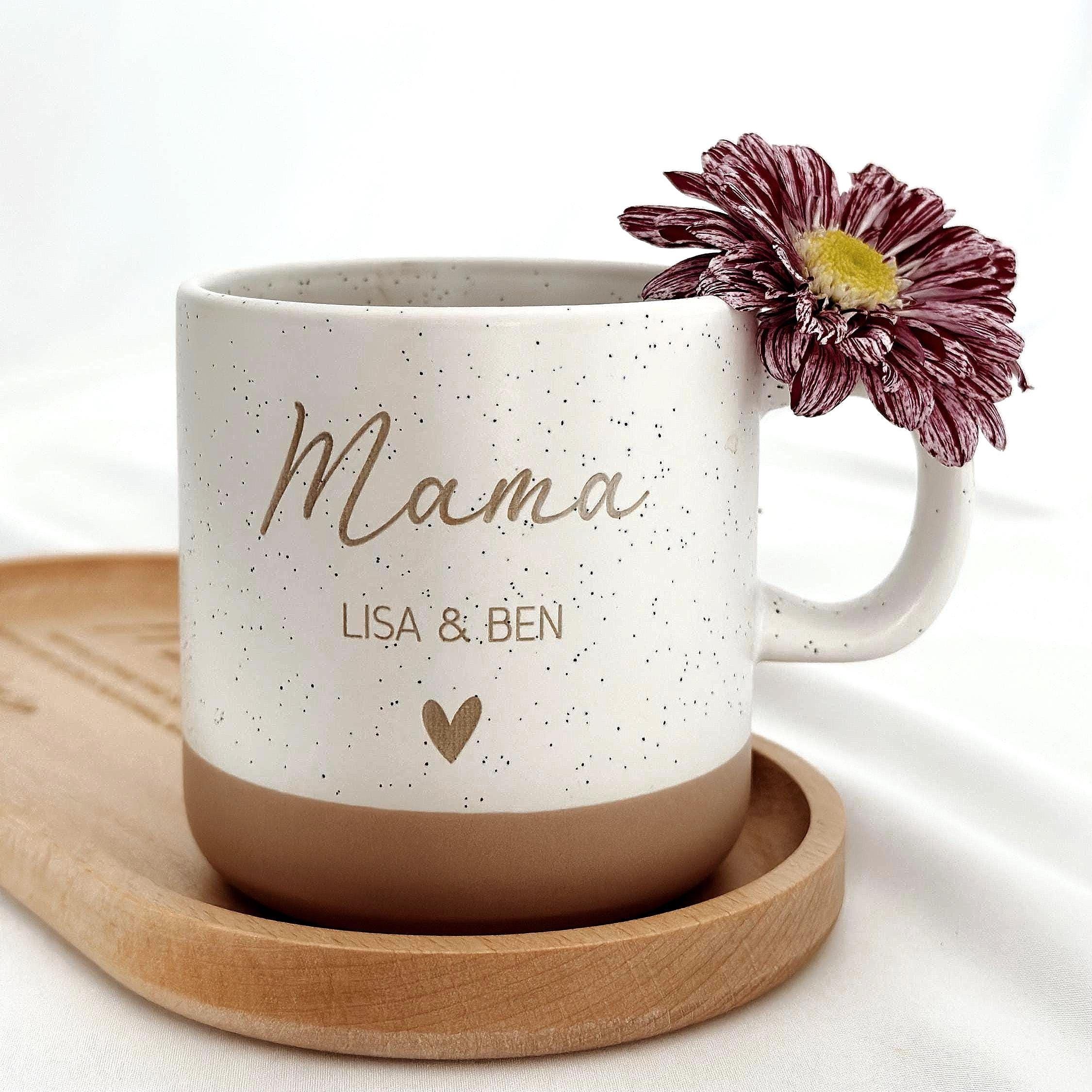 Papa-Tasse mit Gravur von Namen oder Kindername – einzigartiges Vatertagsgeschenk aus Keramik. Personalisierter Kaffeebecher als Geschenkidee für Papa, Mama, Oma oder Opa. Die langlebige Gravur mit Herz macht diese Keramiktasse spülmaschinenfest und besonders hochwertig. Perfekt geeignet als Geschenk zu Geburtstag, Weihnachten oder Ostern für Eltern und Großeltern.