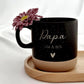 Set personalisierter Keramiktassen für Mama und Papa, graviert mit Name oder Kindername. Liebevolle Geschenkidee zum Muttertag, Vatertag, Geburtstag oder Weihnachten. Diese hochwertigen Kaffeebecher sind spülmaschinenfest und ideal für den täglichen Gebrauch. Perfekt für Eltern und Großeltern als persönliches Geschenk, das Dankbarkeit und Liebe symbolisiert.