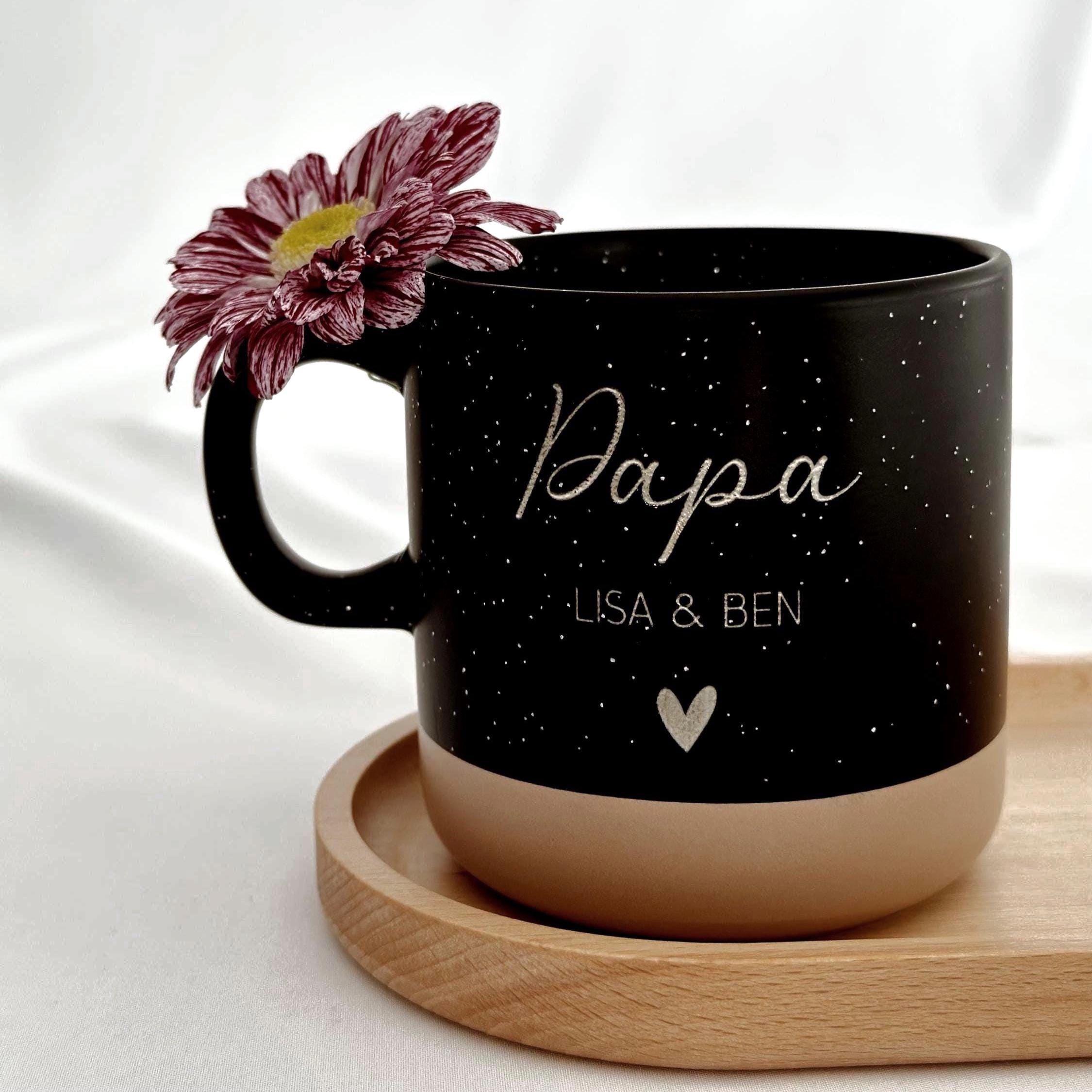 Set personalisierter Keramiktassen für Mama und Papa, graviert mit Name oder Kindername. Liebevolle Geschenkidee zum Muttertag, Vatertag, Geburtstag oder Weihnachten. Diese hochwertigen Kaffeebecher sind spülmaschinenfest und ideal für den täglichen Gebrauch. Perfekt für Eltern und Großeltern als persönliches Geschenk, das Dankbarkeit und Liebe symbolisiert.