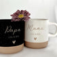 Mama-Tasse mit Gravur – personalisierte Keramiktasse mit Kindername und Herzmotiv. Das perfekte Geschenk zum Muttertag, Geburtstag oder Weihnachten. Auch für Papa, Oma oder Opa eine wunderbare Geschenkidee. Hochwertig graviert, spülmaschinenfest und langlebig. Ideal für Kaffee, Tee oder Kakao. Ein einzigartiges Erinnerungsstück für die Familie.