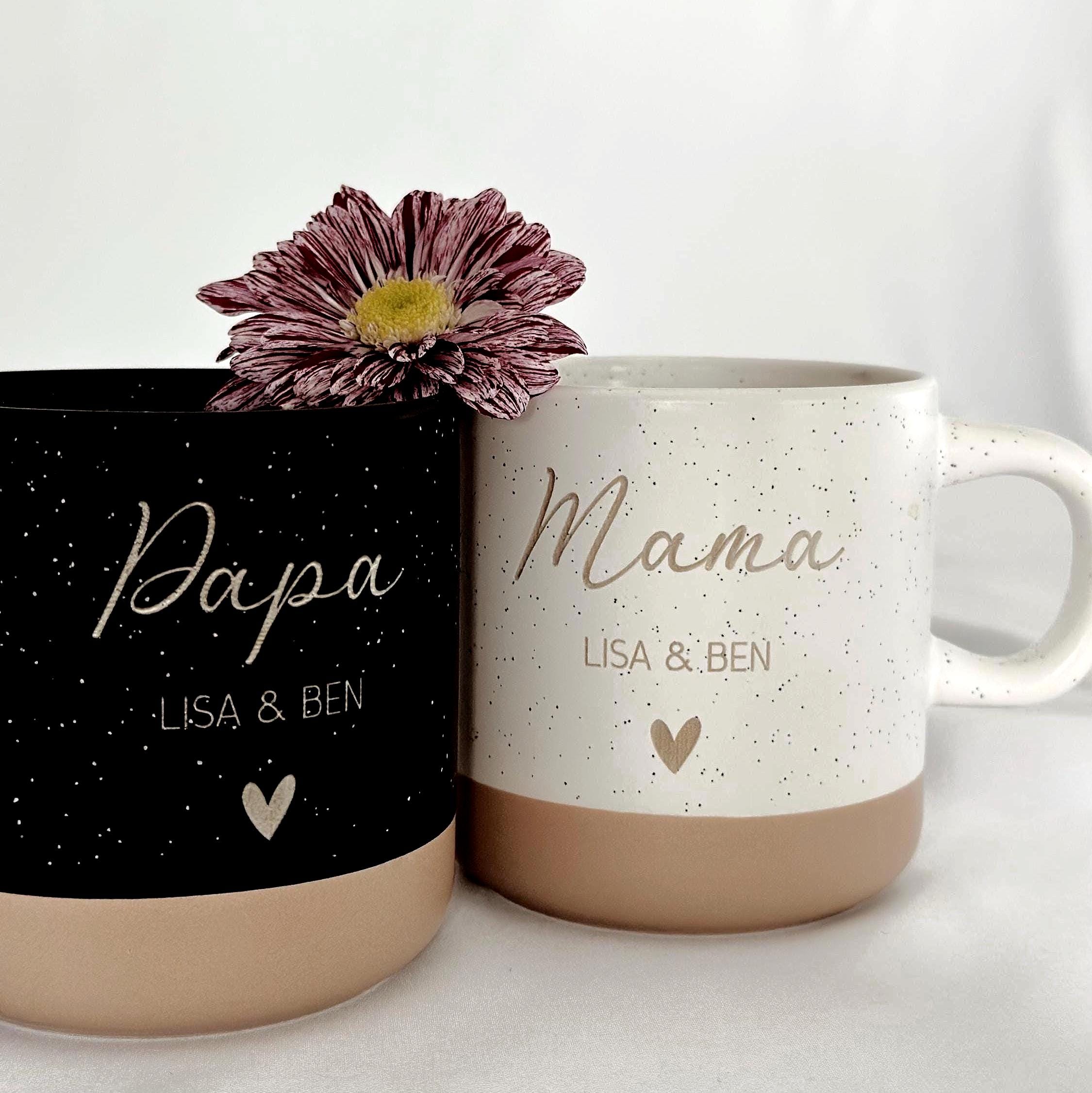 Mama-Tasse mit Gravur – personalisierte Keramiktasse mit Kindername und Herzmotiv. Das perfekte Geschenk zum Muttertag, Geburtstag oder Weihnachten. Auch für Papa, Oma oder Opa eine wunderbare Geschenkidee. Hochwertig graviert, spülmaschinenfest und langlebig. Ideal für Kaffee, Tee oder Kakao. Ein einzigartiges Erinnerungsstück für die Familie.