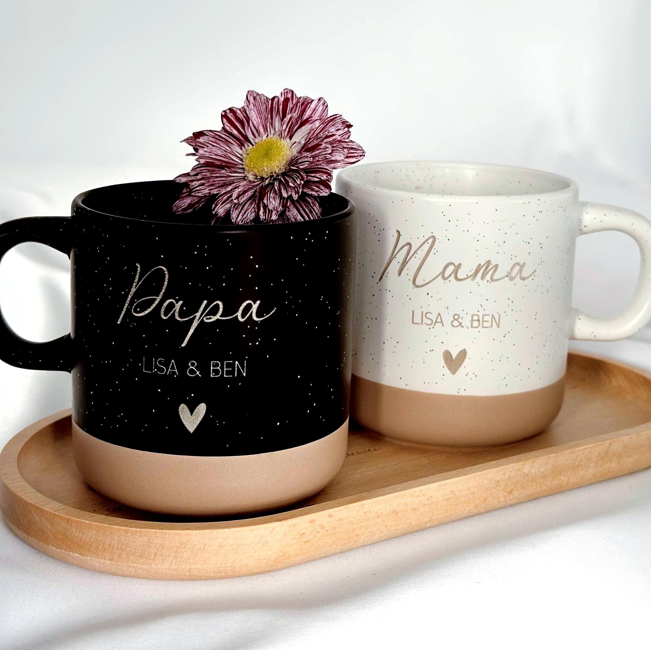 Personalisierte Mama-Tasse aus hochwertiger Keramik mit Gravur von Name oder Kindername sowie Herzmotiv. Einzigartiges Geschenk für Mama oder Papa zum Muttertag, Vatertag, Geburtstag, Weihnachten oder Ostern. Diese gravierte Kaffeetasse ist spülmaschinenfest und ideal als Geschenkidee für Eltern und Großeltern. Perfekter Becher für Kaffee oder Tee, der Liebe und Dankbarkeit ausdrückt. Weihnachtsgeschenk für Mama Oma Papa Opa. Perfektes Geschenk zum Muttertag und  Vatertag