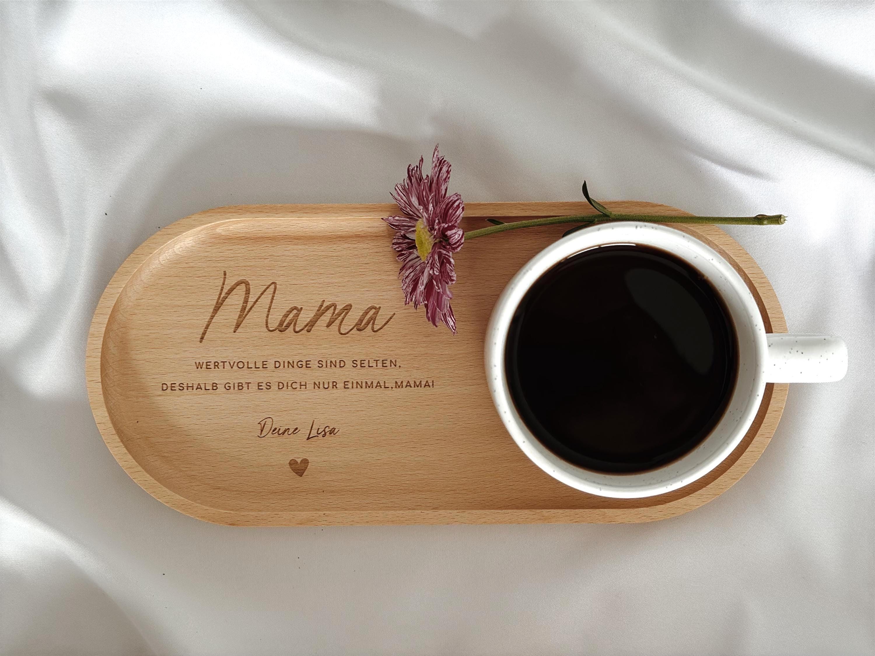 Personalisierte Tasse Geschenk als Geschenkset mit Tablett für Mama. Diese Keramiktasse mit Name ist perfekt als Muttertagsgeschenk oder Mama Geschenkset Geburtstag. Die Kombination aus Kaffeetasse Mama Kaffeebecher und Holztablett Gravur macht dieses Set zu einer stilvollen Geschenkidee für Mama, die sowohl praktisch als auch dekorativ ist.