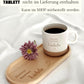 Personalisierte Tasse mit Name und passendem Holztablett als Geschenk-Set. Ideal für besondere Menschen, Freundin, Frau oder Kollegin zum Geburtstag, zu Weihnachten, Nikolaus oder Ostern. Die matte, gesprenkelte Keramiktasse mit 360 ml Fassungsvermögen in Beige passt perfekt zum hochwertig geölten Tablett aus Buchenholz mit Namensgravur. Schönes Geschenk für Freundschaft & Familie. steingut tasse