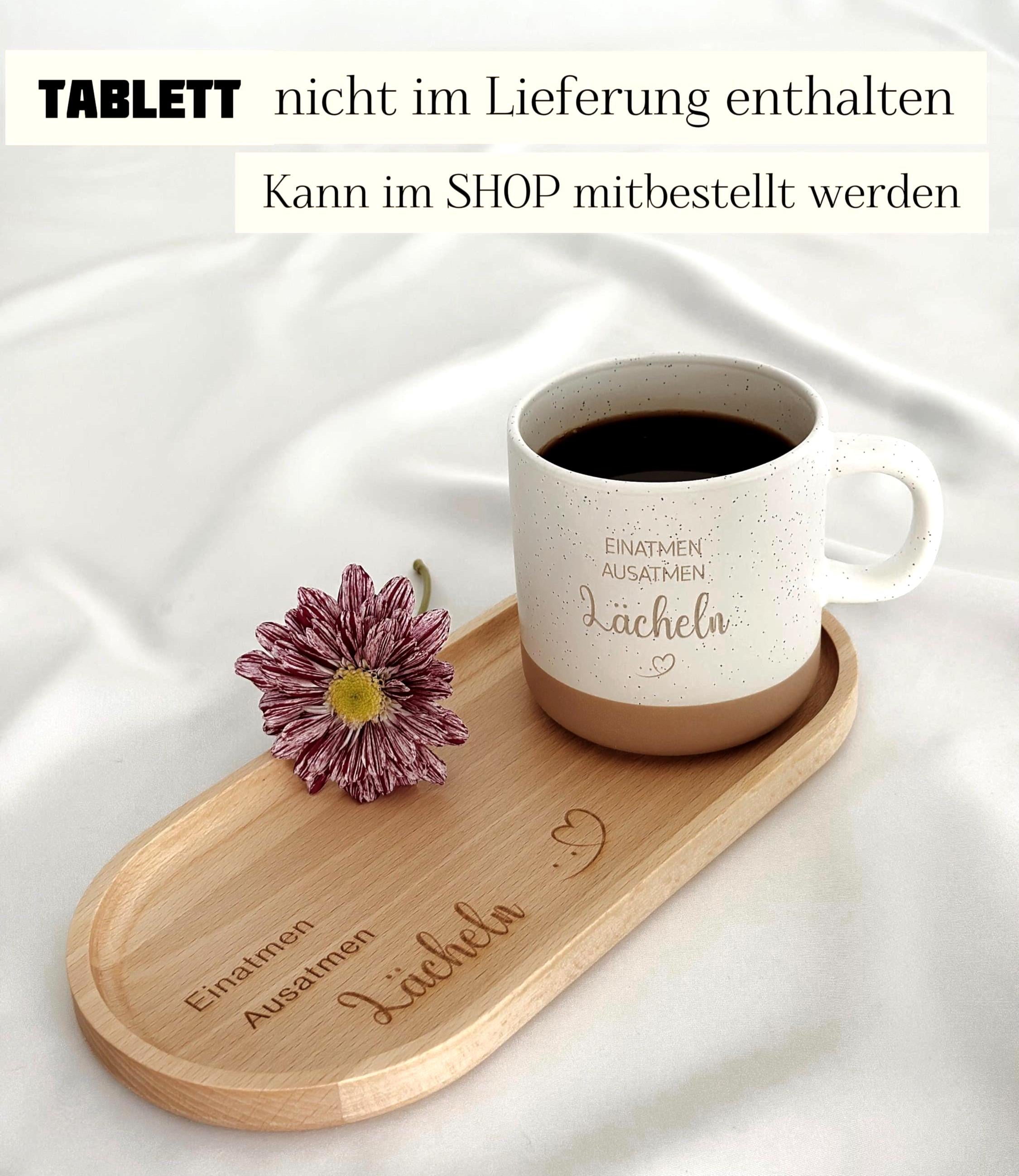 Personalisierte Tasse mit Name und passendem Holztablett als Geschenk-Set. Ideal für besondere Menschen, Freundin, Frau oder Kollegin zum Geburtstag, zu Weihnachten, Nikolaus oder Ostern. Die matte, gesprenkelte Keramiktasse mit 360 ml Fassungsvermögen in Beige passt perfekt zum hochwertig geölten Tablett aus Buchenholz mit Namensgravur. Schönes Geschenk für Freundschaft & Familie. steingut tasse