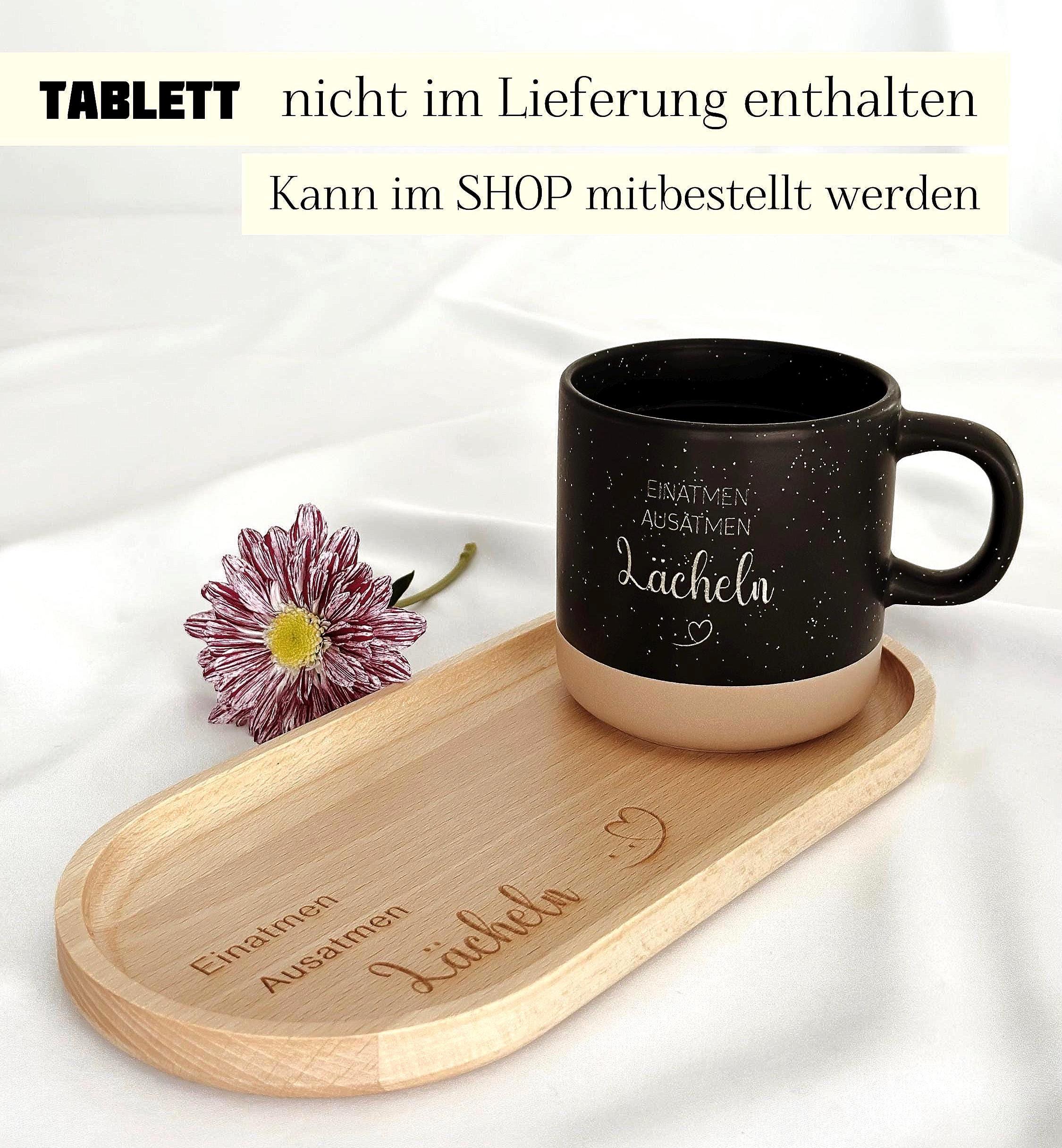 Personalisierte Tasse mit Namen auf Holztablett, liebevoll dekoriert mit Schleifenband und Blume. Geschenkidee für Freundschaft, Familie oder zum Abschied. Ideal für Geburtstage, Weihnachten, Nikolaus oder Ostern. Rustikaler Stil in warmen Beige-Tönen, ein echter Blickfang im Alltag. Geschenkset für Kaffee- und Teeliebhaber:innen mit individueller Gravur und natürlicher Ästhetik. Steingut Tasse beige Personalisierbar