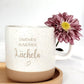 "Keramiktasse mit personalisierter Namensgravur, befüllt mit Kaffee – auf Tablett serviert. Beige Tasse mit matter Oberfläche und 360 ml Volumen, perfekt für den Start in den Tag. Geschenk für Kolleg:innen, Freund:innen oder Familie, ideal für Abschied oder als kleine Überraschung. Zeitloses Design, langlebig, spülmaschinengeeignet, liebevoll graviert und dekorativ. steingut tasse