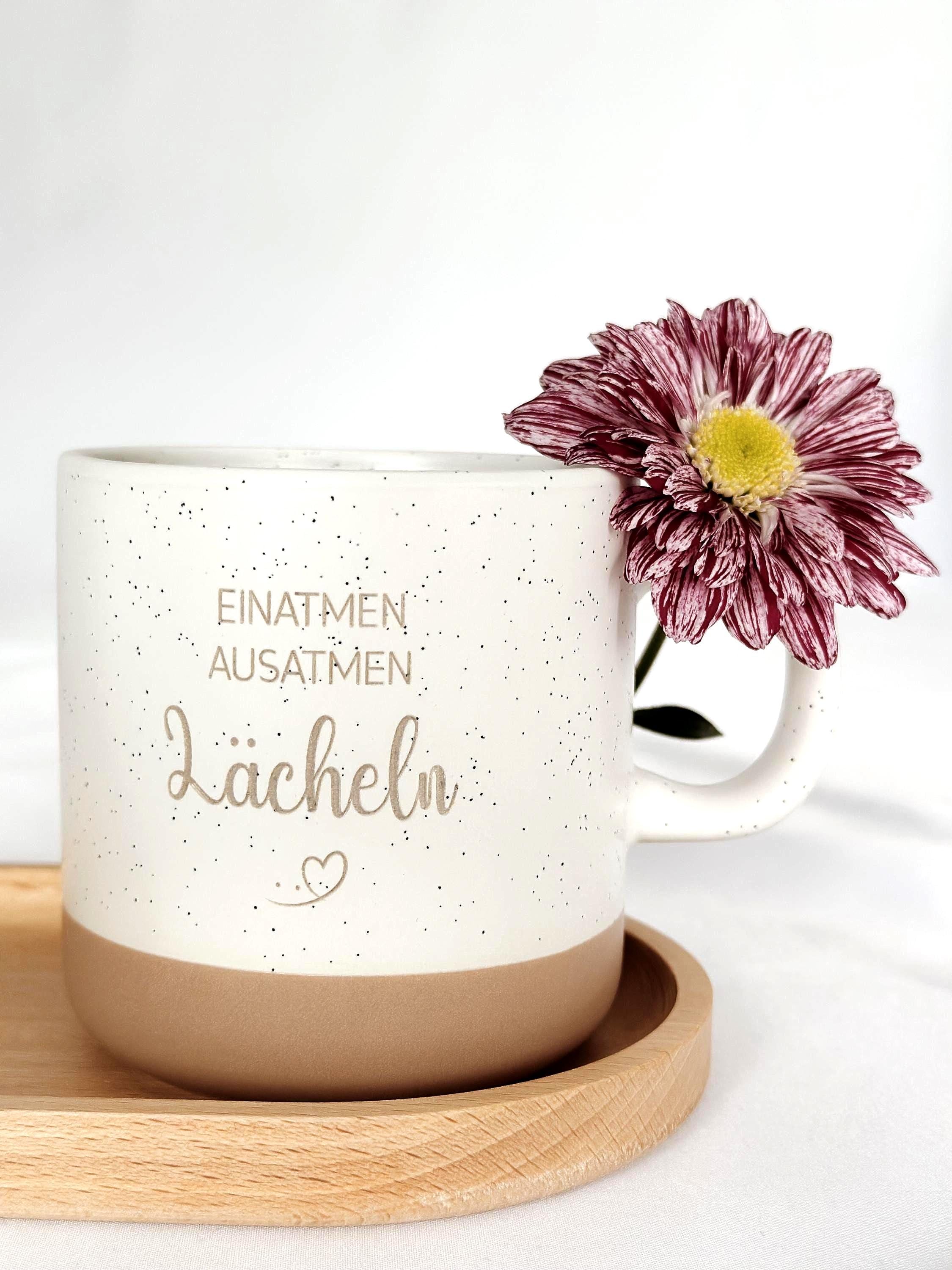 "Keramiktasse mit personalisierter Namensgravur, befüllt mit Kaffee – auf Tablett serviert. Beige Tasse mit matter Oberfläche und 360 ml Volumen, perfekt für den Start in den Tag. Geschenk für Kolleg:innen, Freund:innen oder Familie, ideal für Abschied oder als kleine Überraschung. Zeitloses Design, langlebig, spülmaschinengeeignet, liebevoll graviert und dekorativ. steingut tasse