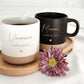 "Keramiktasse mit personalisierter Namensgravur, befüllt mit Kaffee – auf Tablett serviert. Beige Tasse mit matter Oberfläche und 360 ml Volumen, perfekt für den Start in den Tag. Geschenk für Kolleg:innen, Freund:innen oder Familie, ideal für Abschied oder als kleine Überraschung. Zeitloses Design, langlebig, spülmaschinengeeignet, liebevoll graviert und dekorativ. steingut tasse