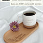 Personalisierte Tasse mit Namen auf Holztablett, liebevoll dekoriert mit Schleifenband und Blume. Geschenkidee für Freundschaft, Familie oder zum Abschied. Ideal für Geburtstage, Weihnachten, Nikolaus oder Ostern. Rustikaler Stil in warmen Beige-Tönen, ein echter Blickfang im Alltag. Geschenkset für Kaffee- und Teeliebhaber:innen mit individueller Gravur und natürlicher Ästhetik. Steingut Tasse beige Personalisierbar