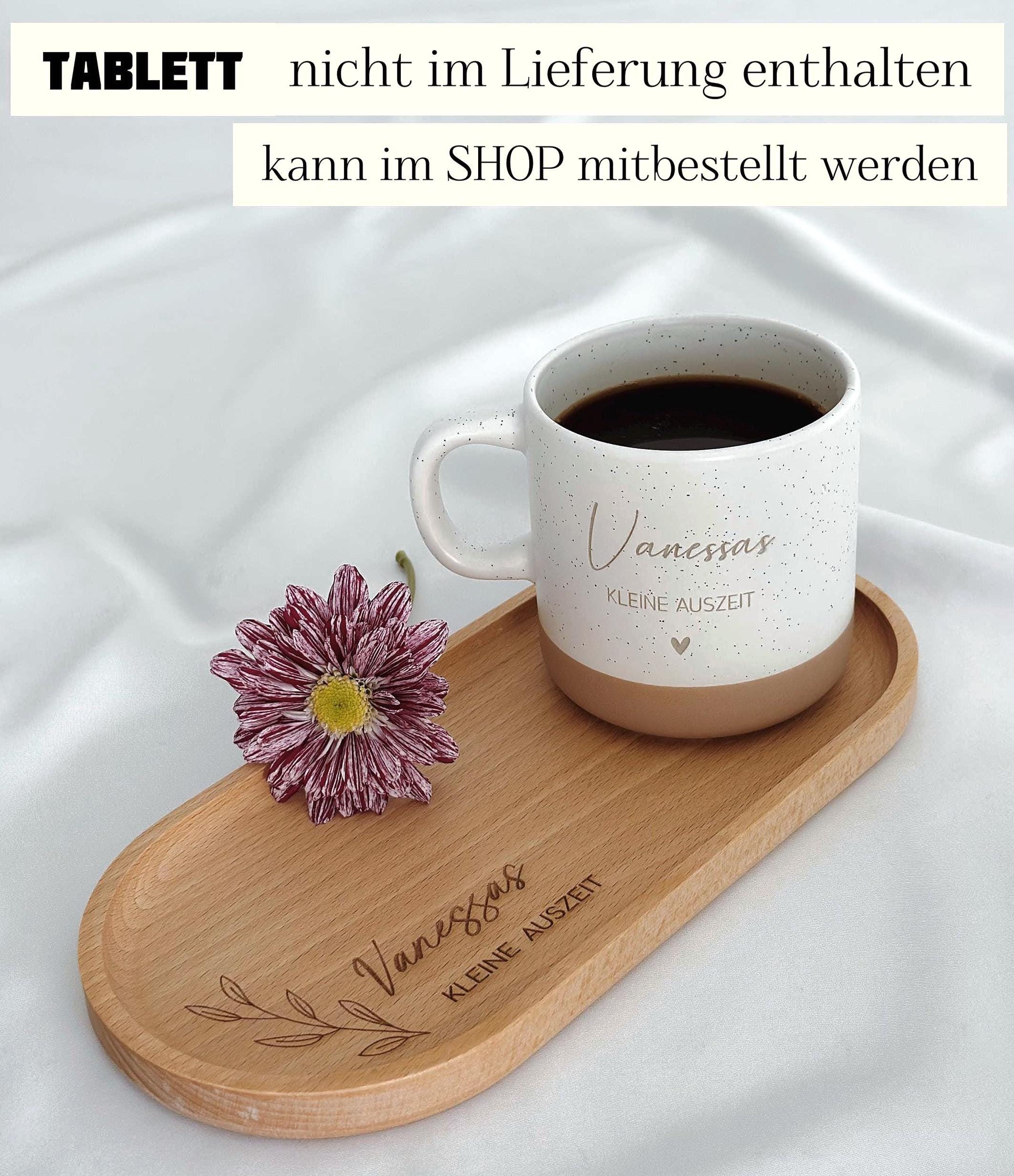 Personalisierte Tasse mit Namen auf Holztablett, liebevoll dekoriert mit Schleifenband und Blume. Geschenkidee für Freundschaft, Familie oder zum Abschied. Ideal für Geburtstage, Weihnachten, Nikolaus oder Ostern. Rustikaler Stil in warmen Beige-Tönen, ein echter Blickfang im Alltag. Geschenkset für Kaffee- und Teeliebhaber:innen mit individueller Gravur und natürlicher Ästhetik. Steingut Tasse beige Personalisierbar
